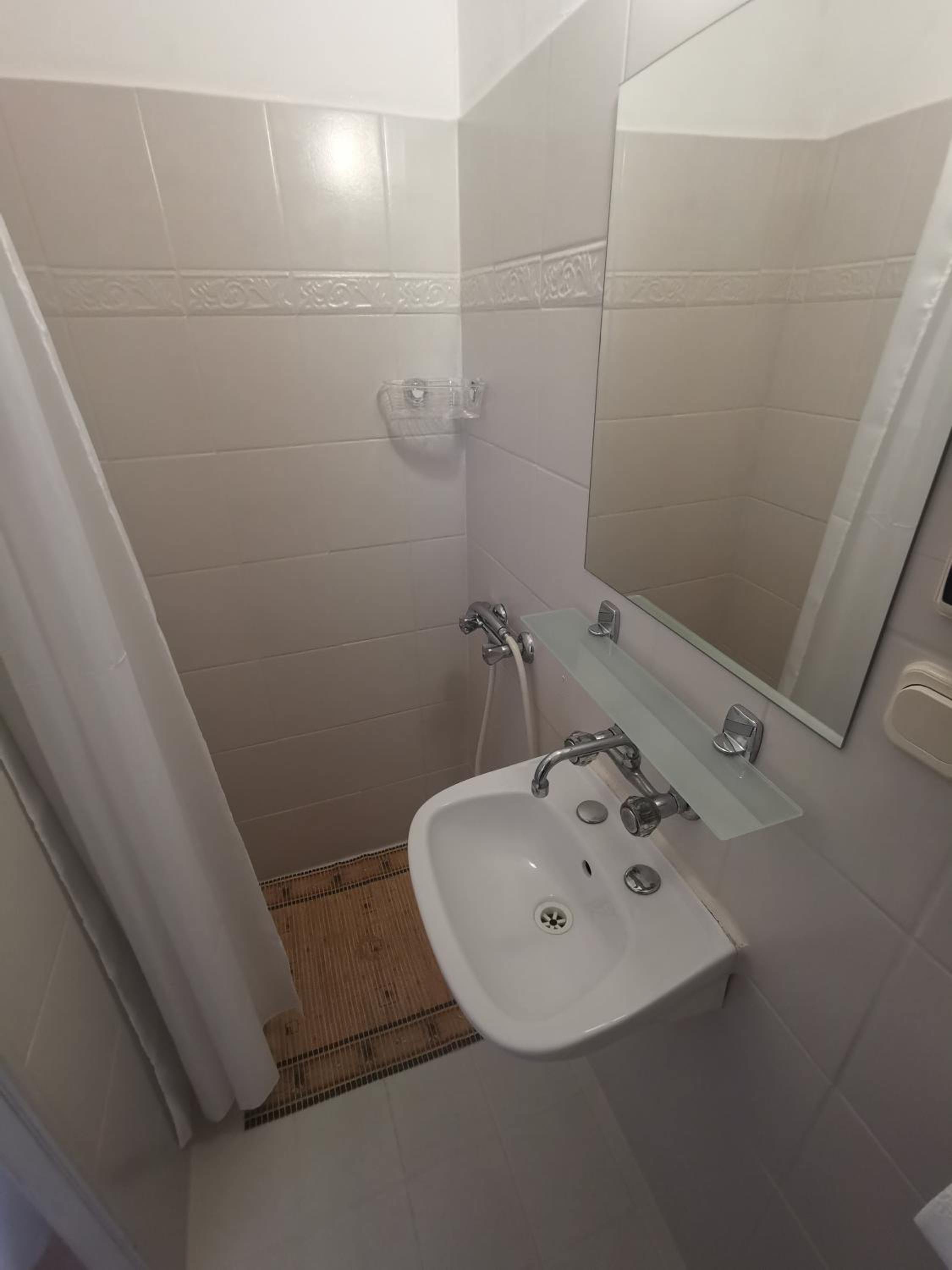 Double or Twin Room with Balcony - Photo 2