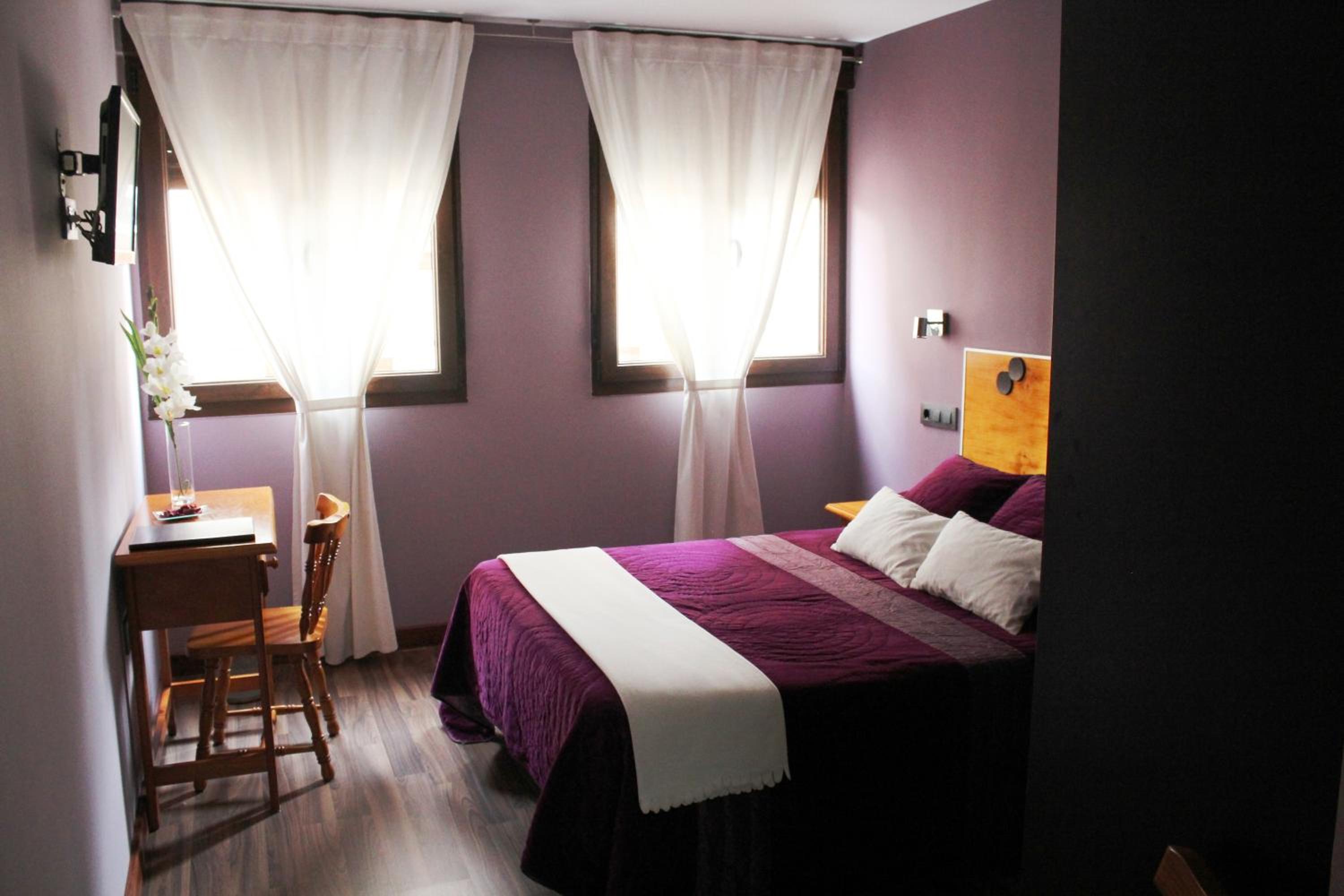 Double or Twin Room with Bathroom - Photo 1