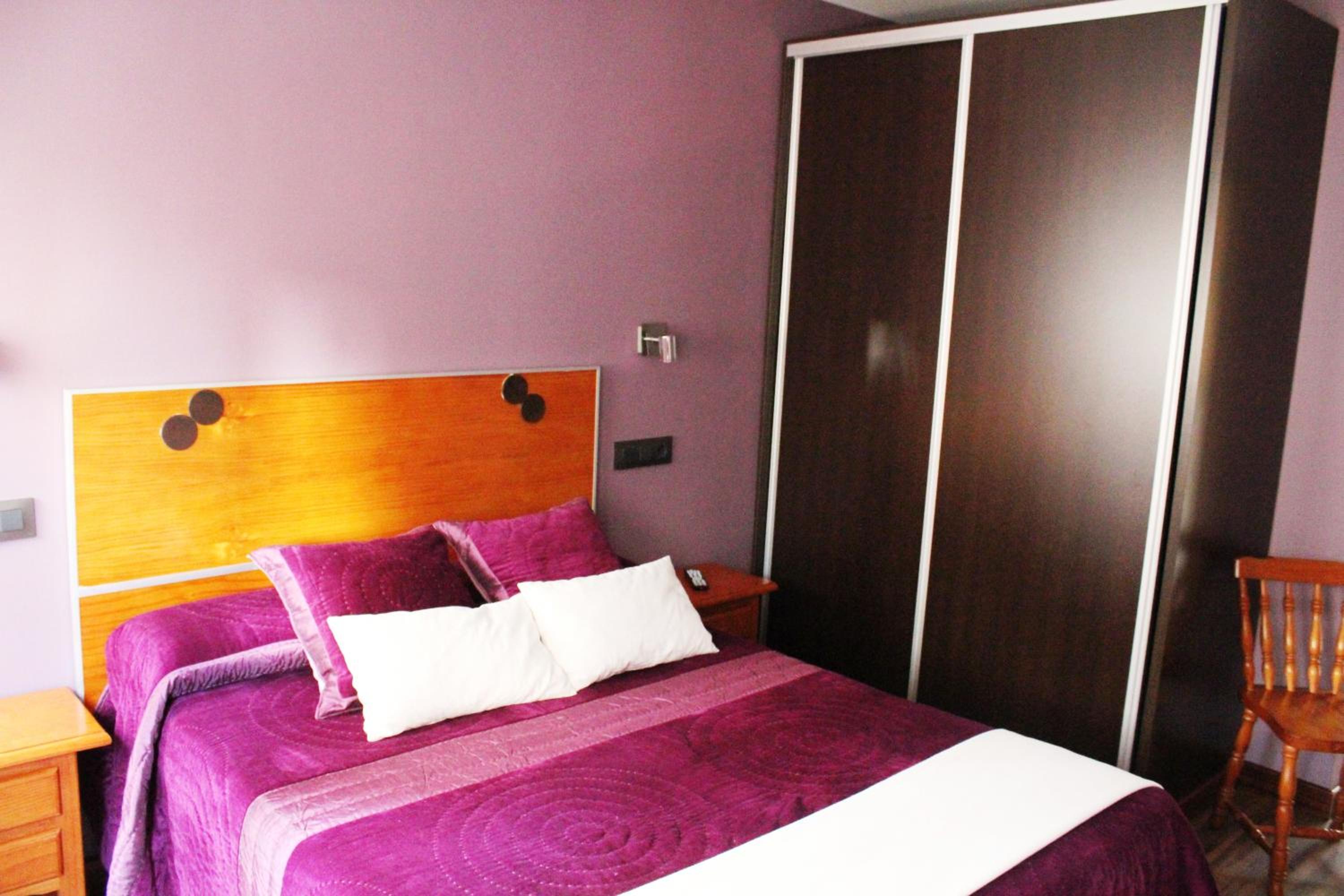 Double or Twin Room with Bathroom - Photo 2