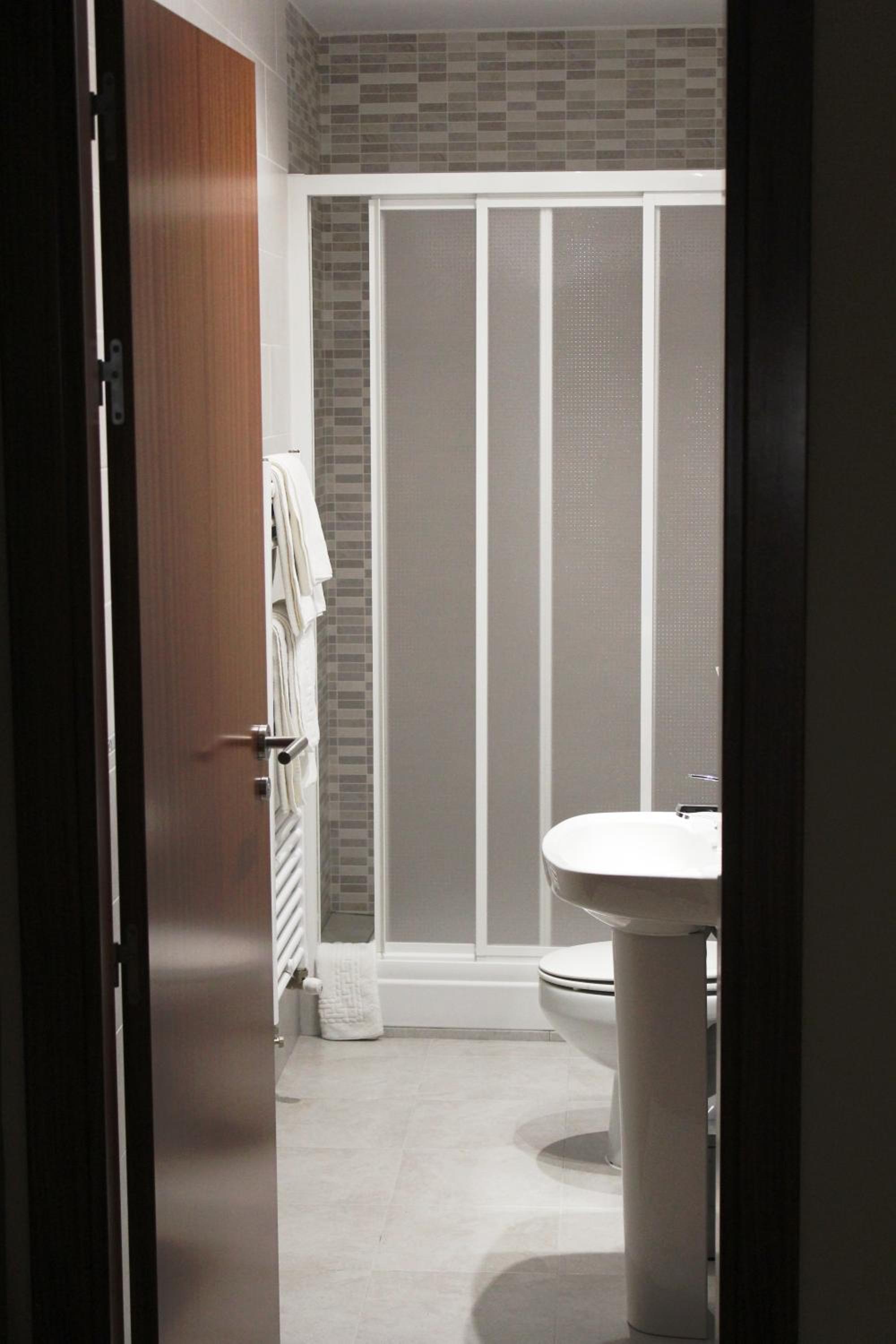 Double or Twin Room with Bathroom - Photo 3