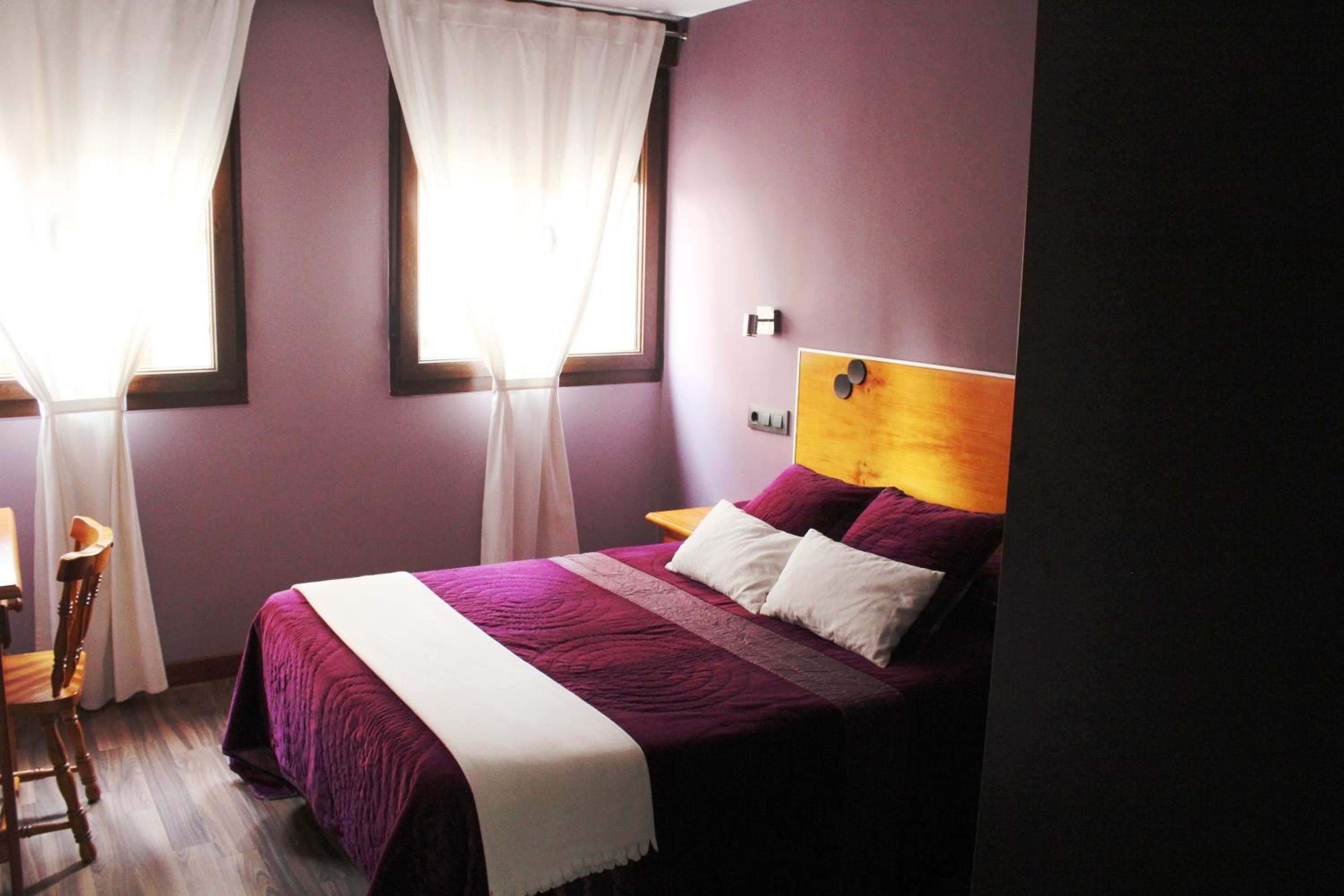 Double or Twin Room with Bathroom - Photo 4