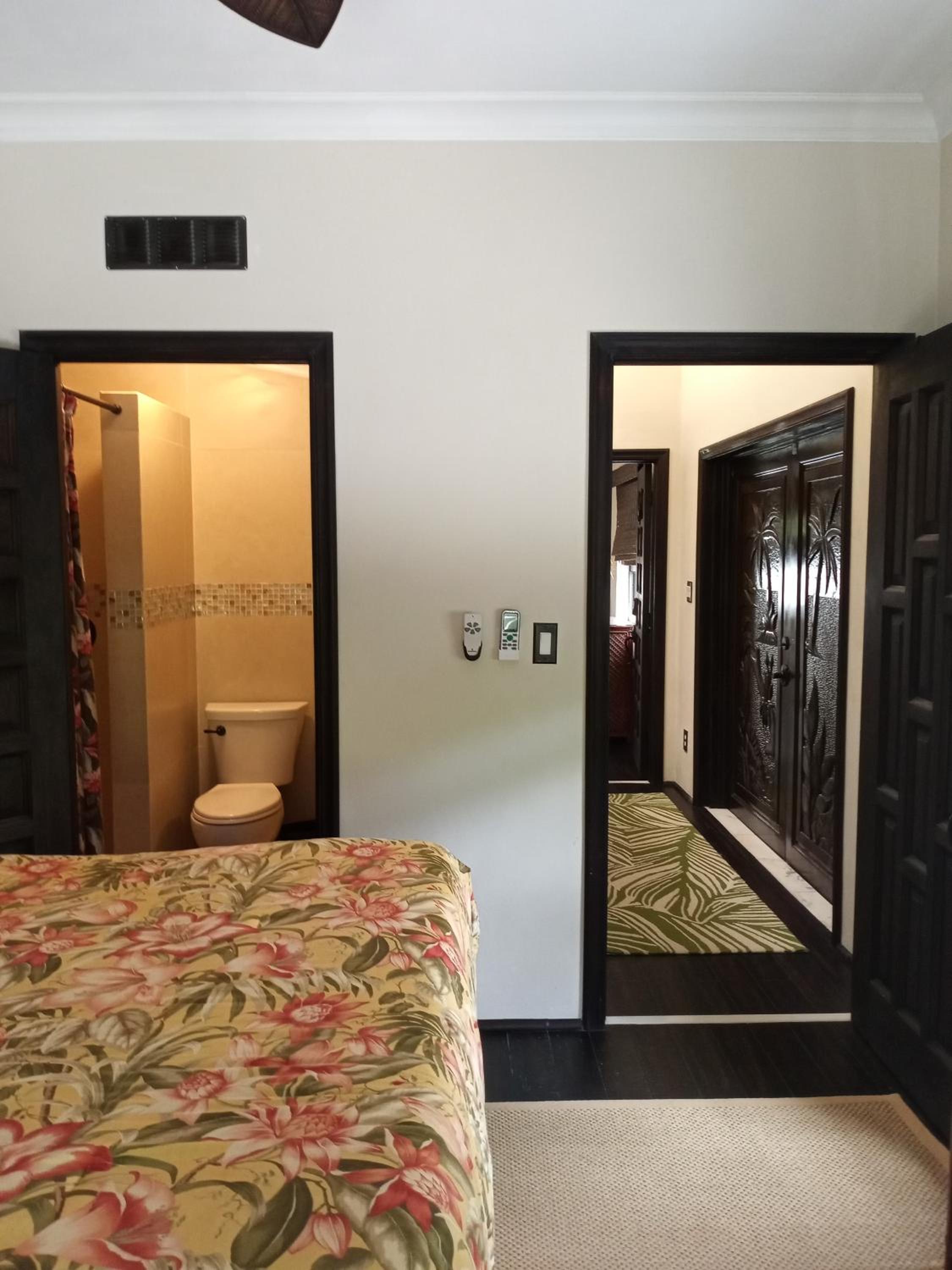 Queen Room photo 2