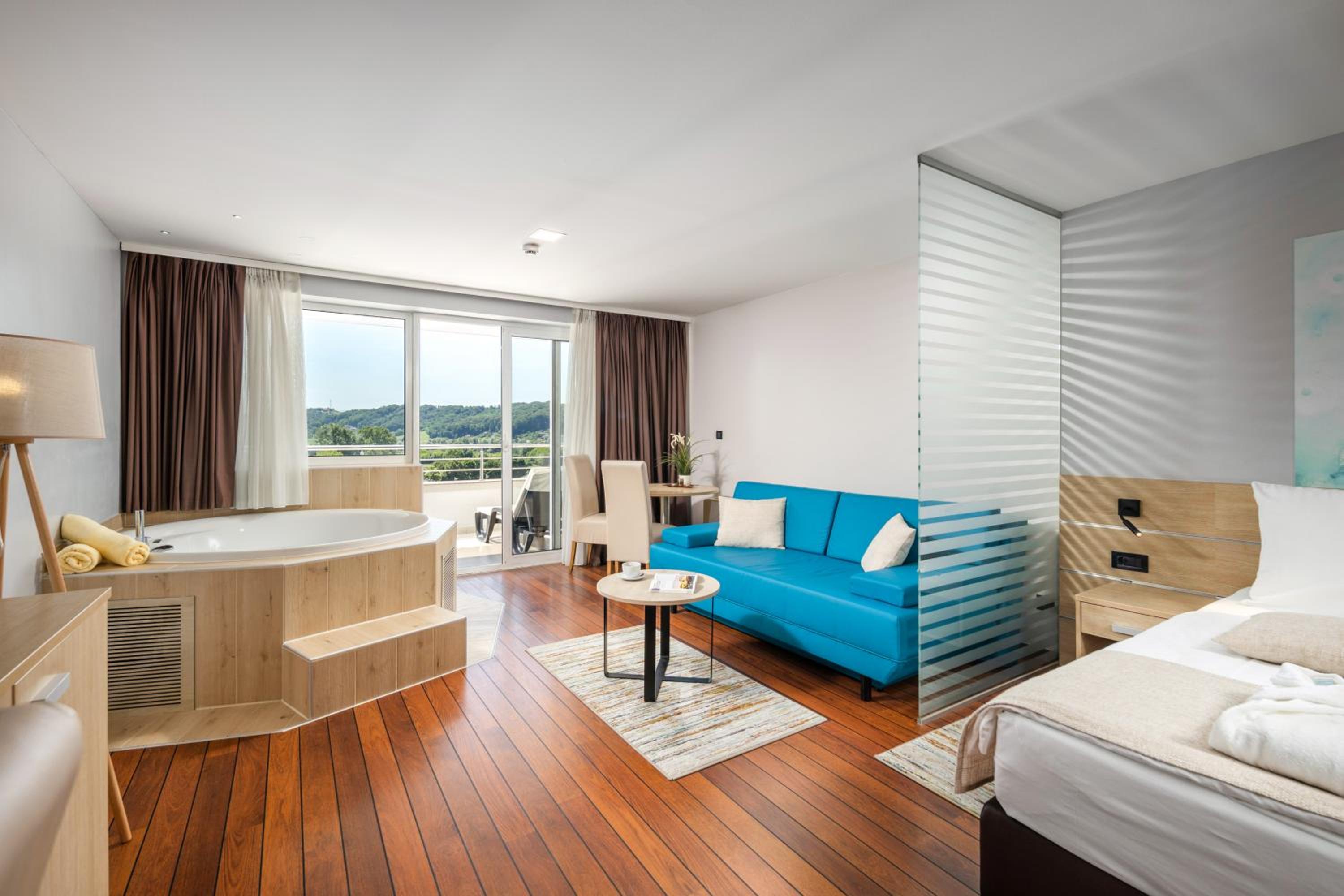 Double Room with Spa Bath and Balcony - Photo 9