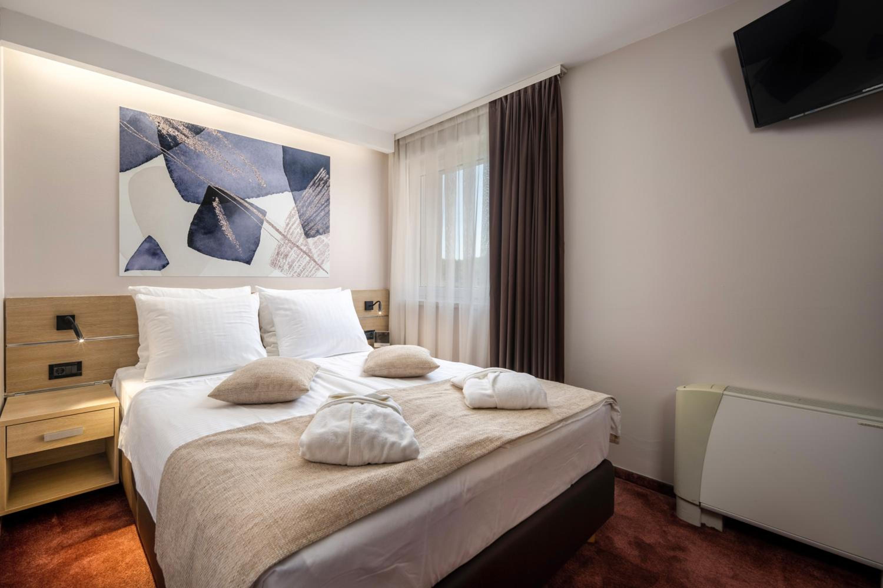 Luxury Suite with Balcony - Photo 1