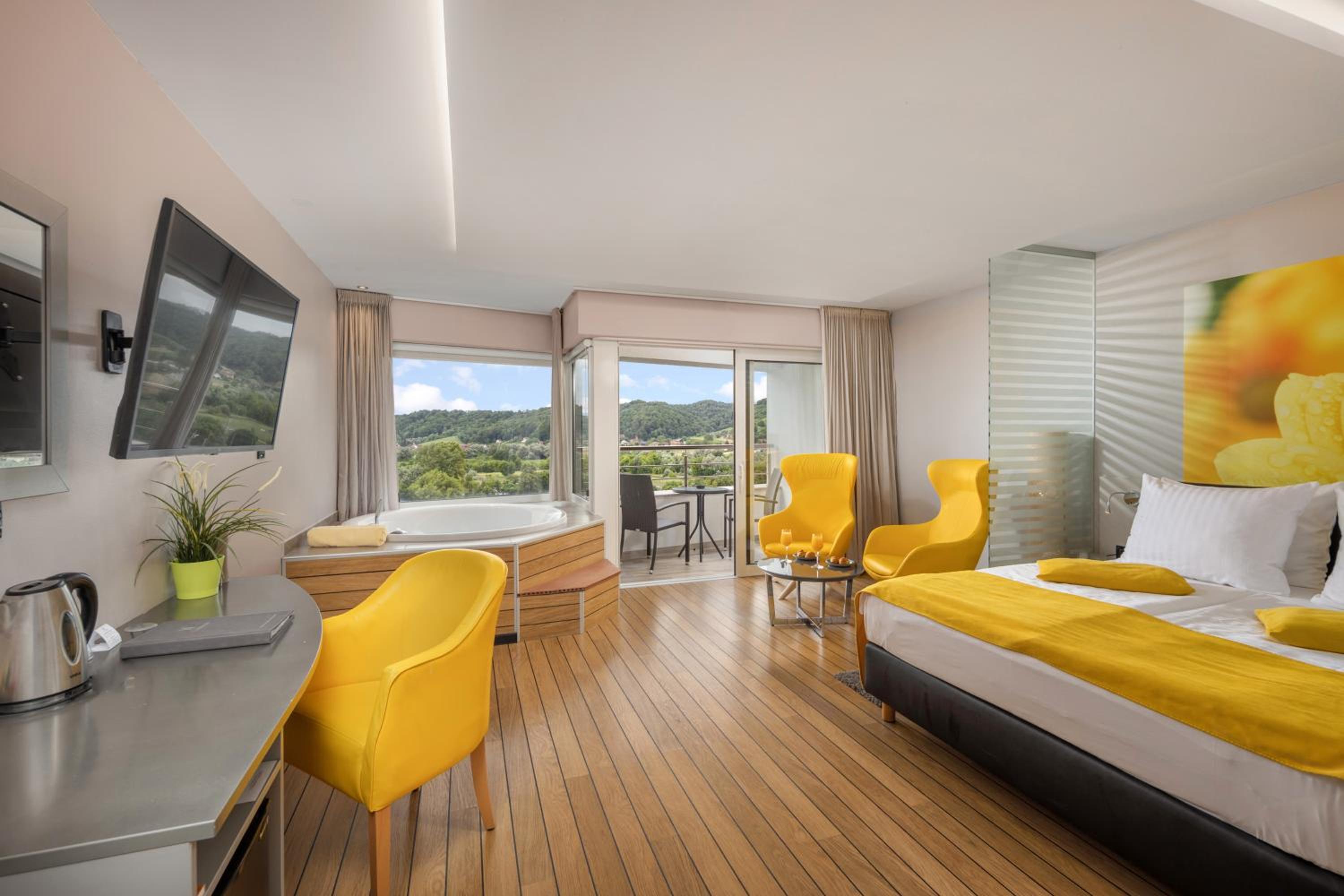 Double Room with Spa Bath and Balcony - Photo 6