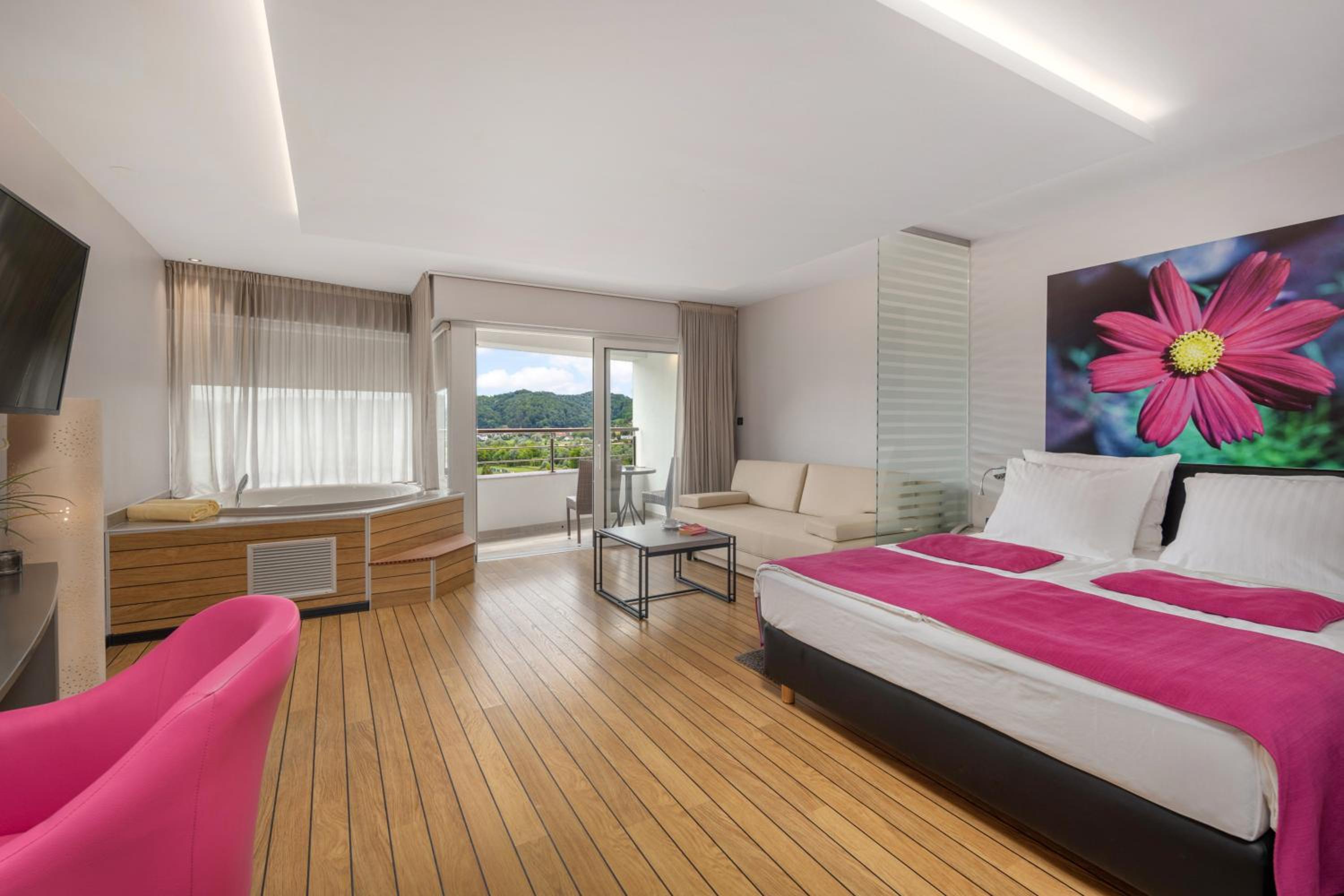 Double Room with Spa Bath and Balcony - Photo 12