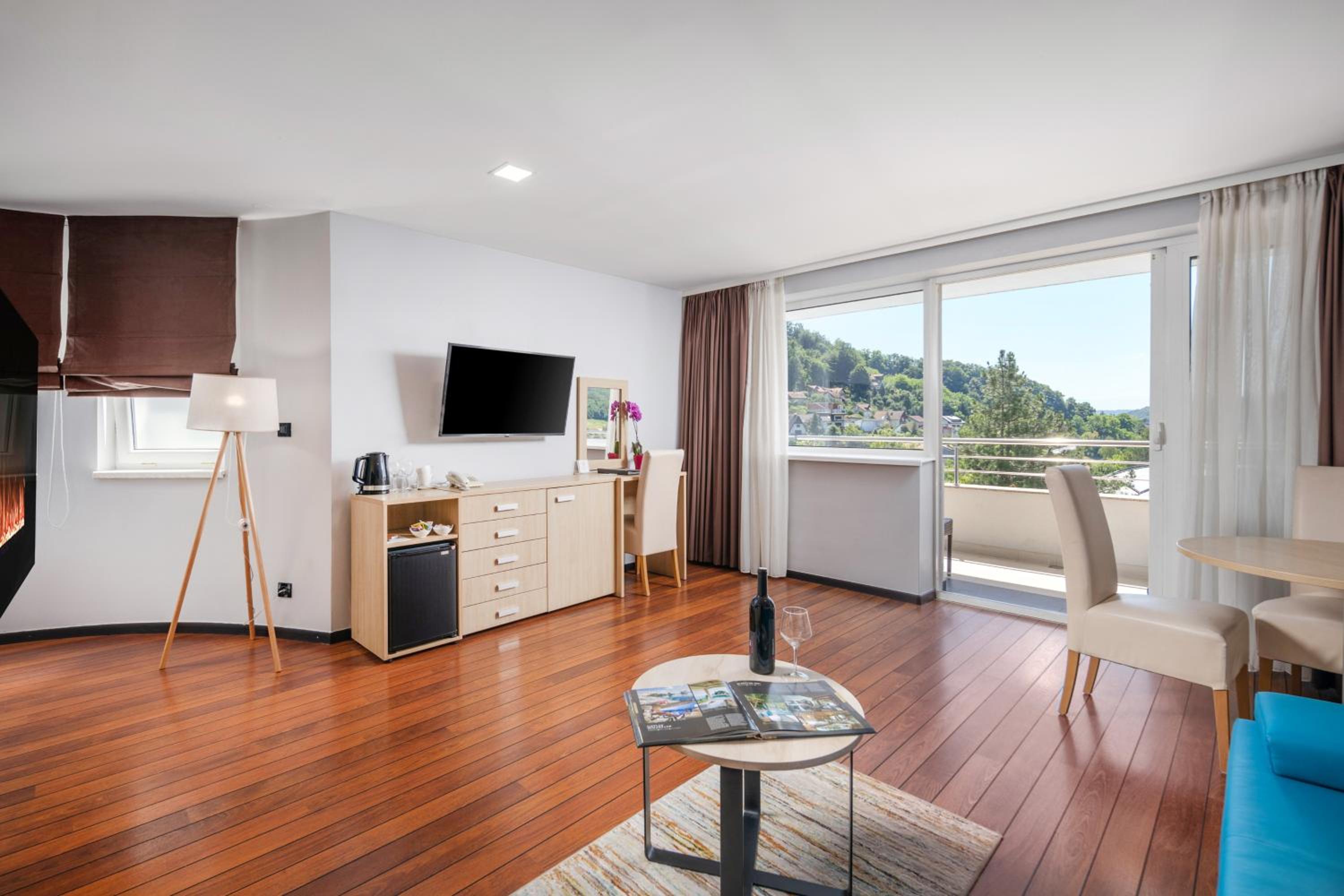 Luxury Suite with Balcony - Photo 3