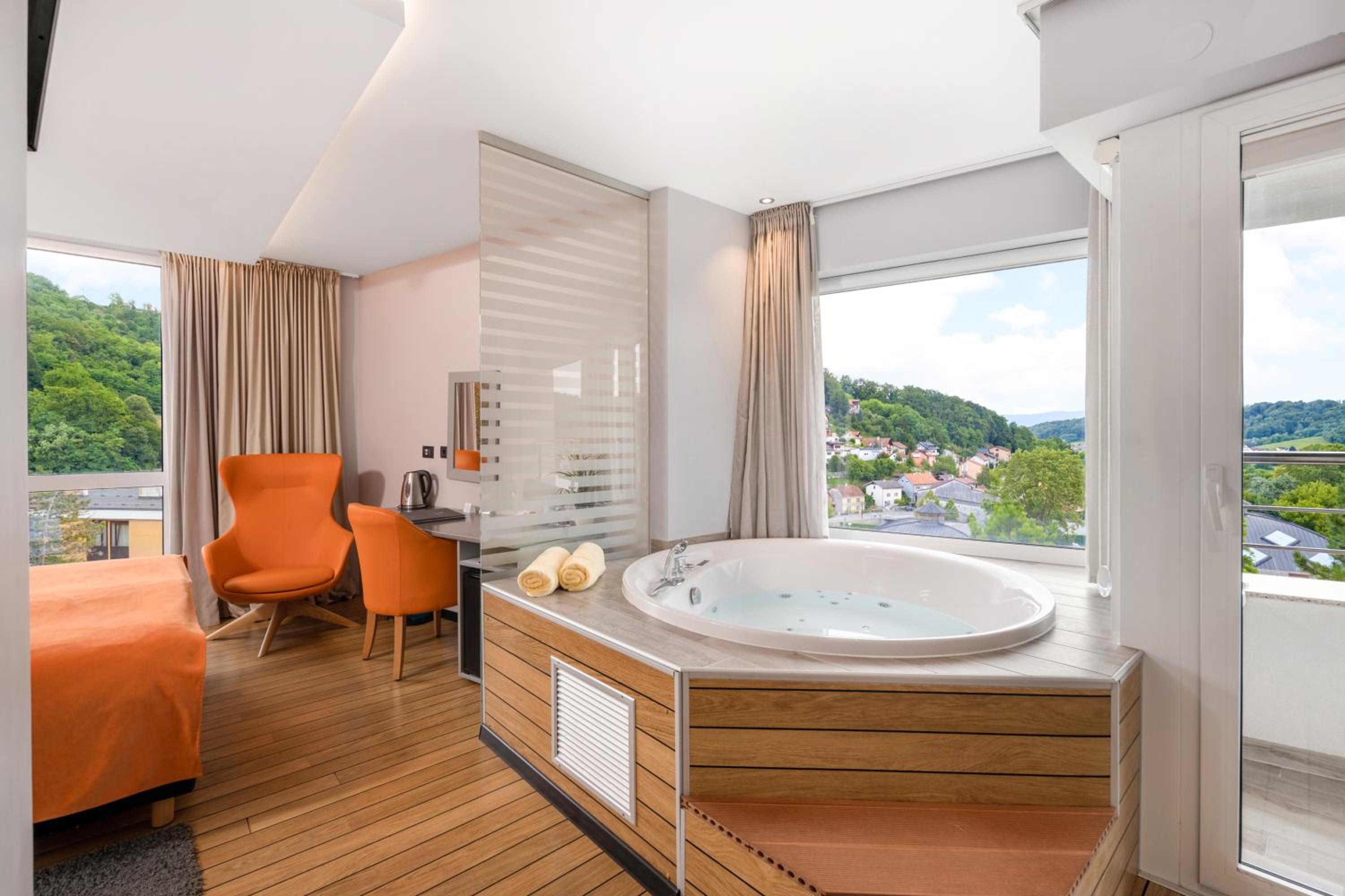 Double Room with Spa Bath and Balcony - Photo 1