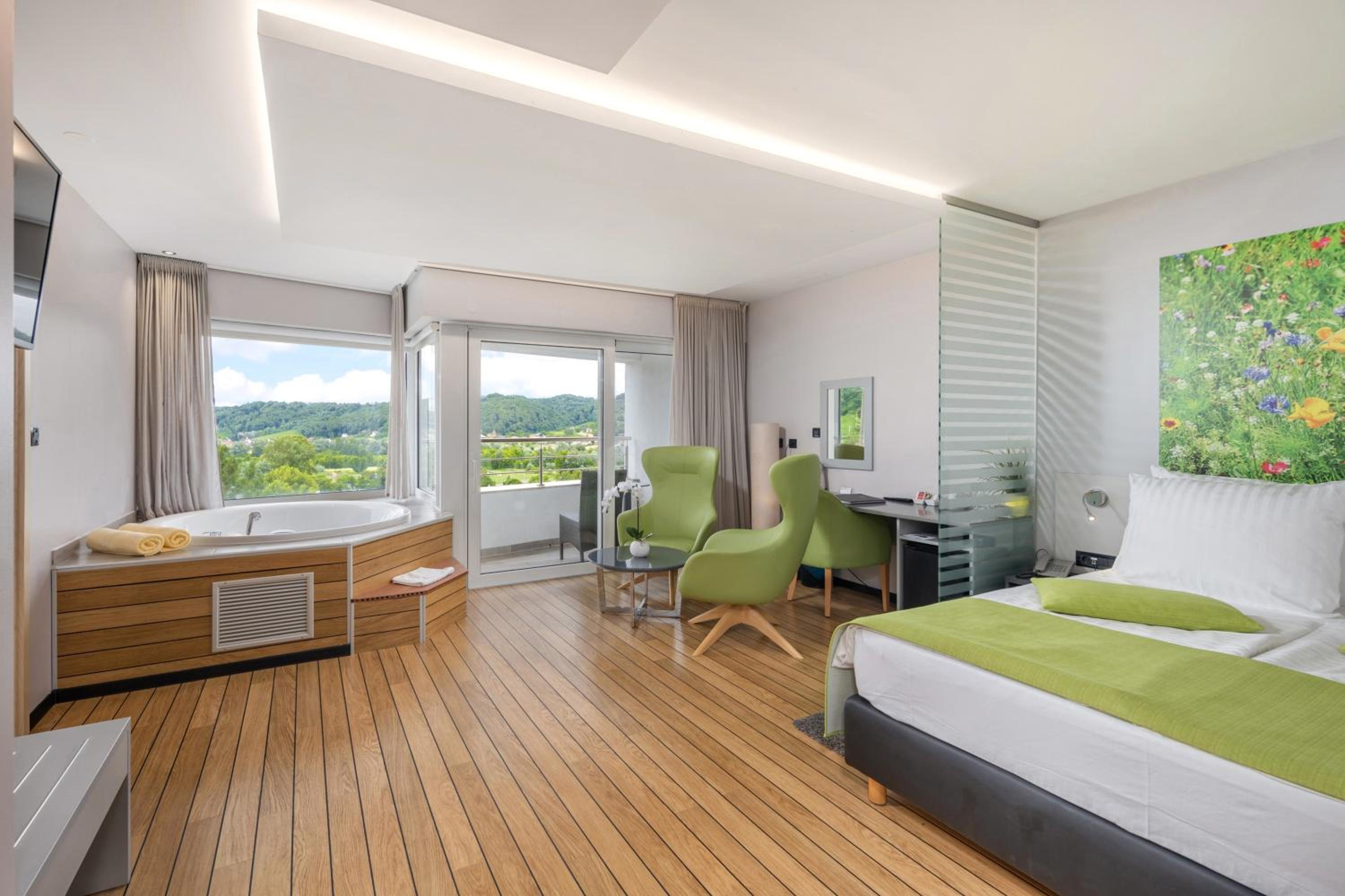 Double Room with Spa Bath and Balcony - Photo 8