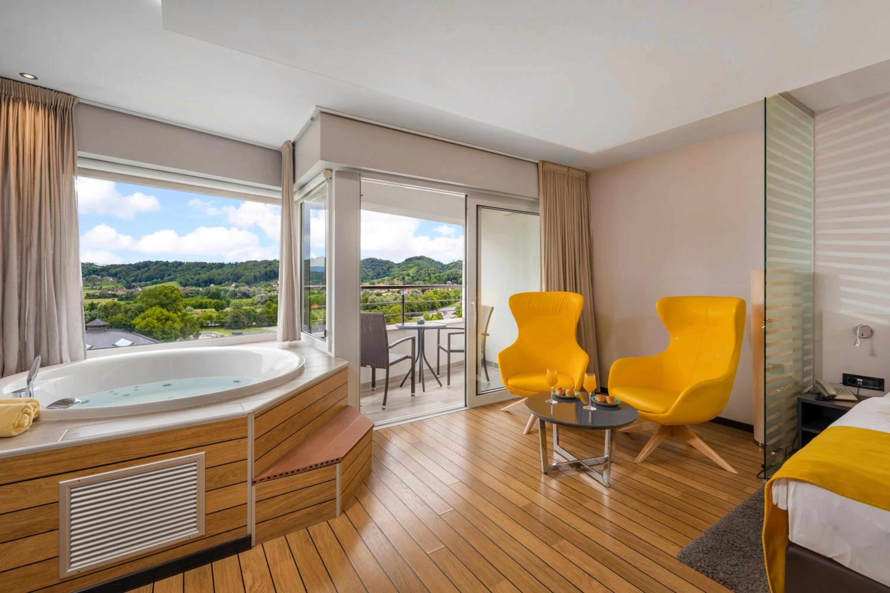 Double Room with Spa Bath and Balcony - Photo 7
