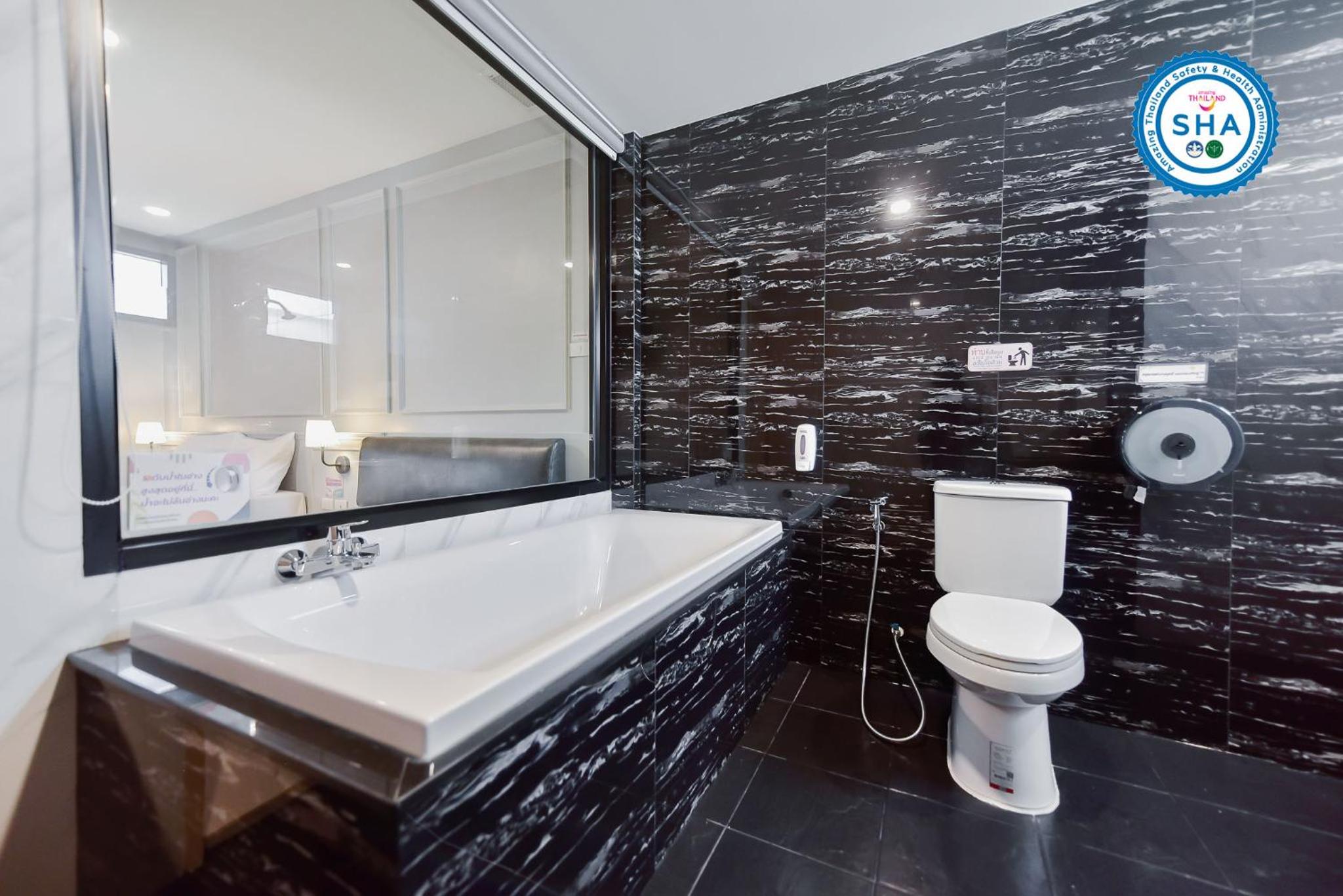 Suite with Spa Bath - Photo 11