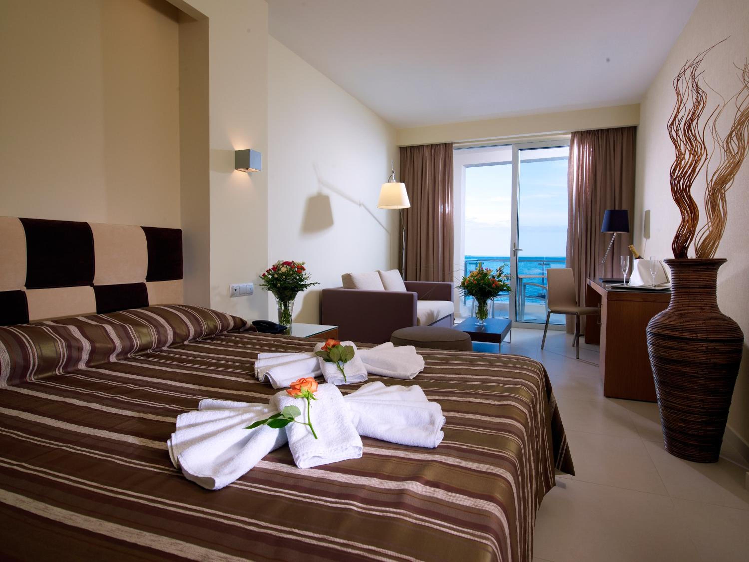 Junior Suite with Sea View - Photo 3