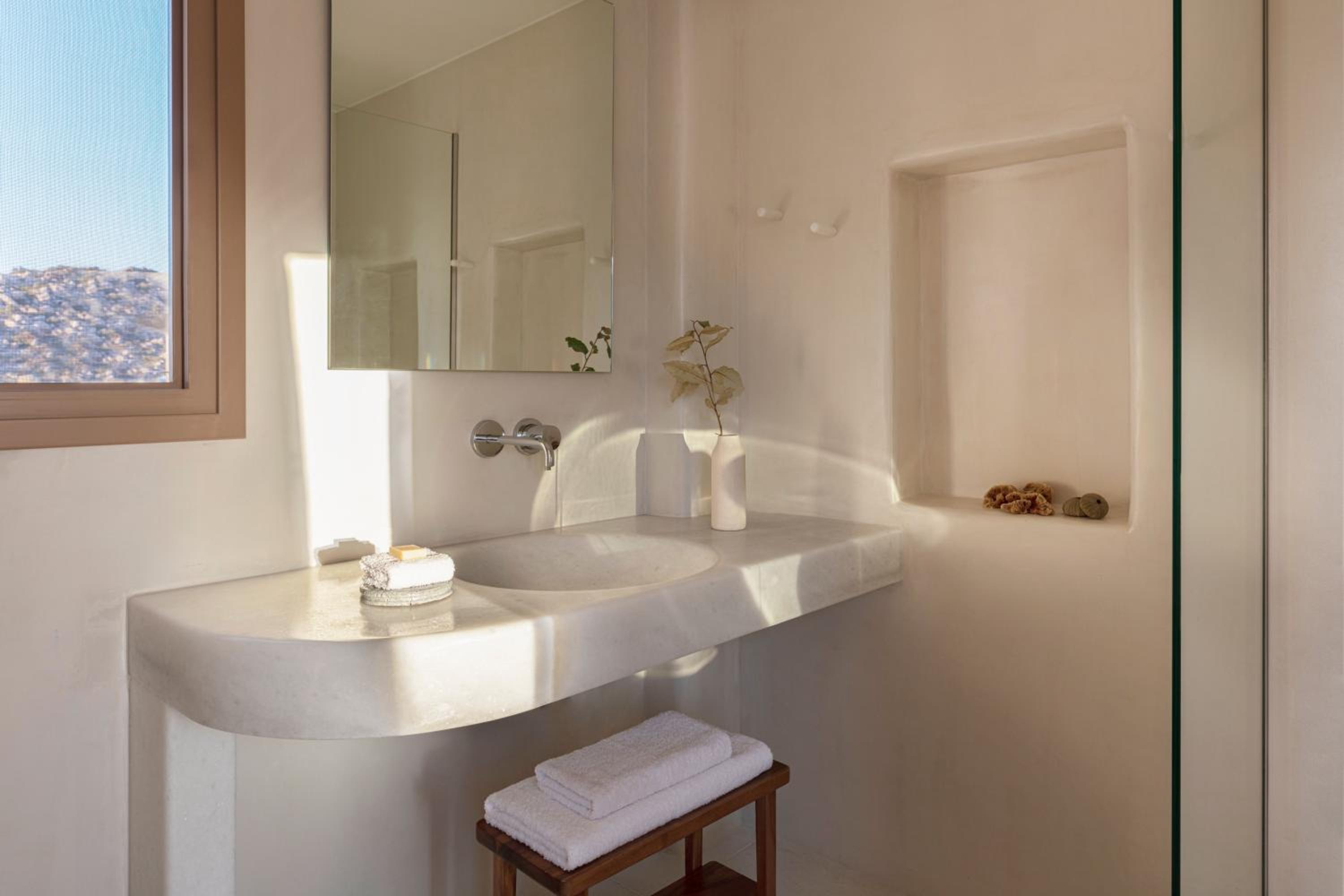 Deluxe Sea View Suite - Photo 11