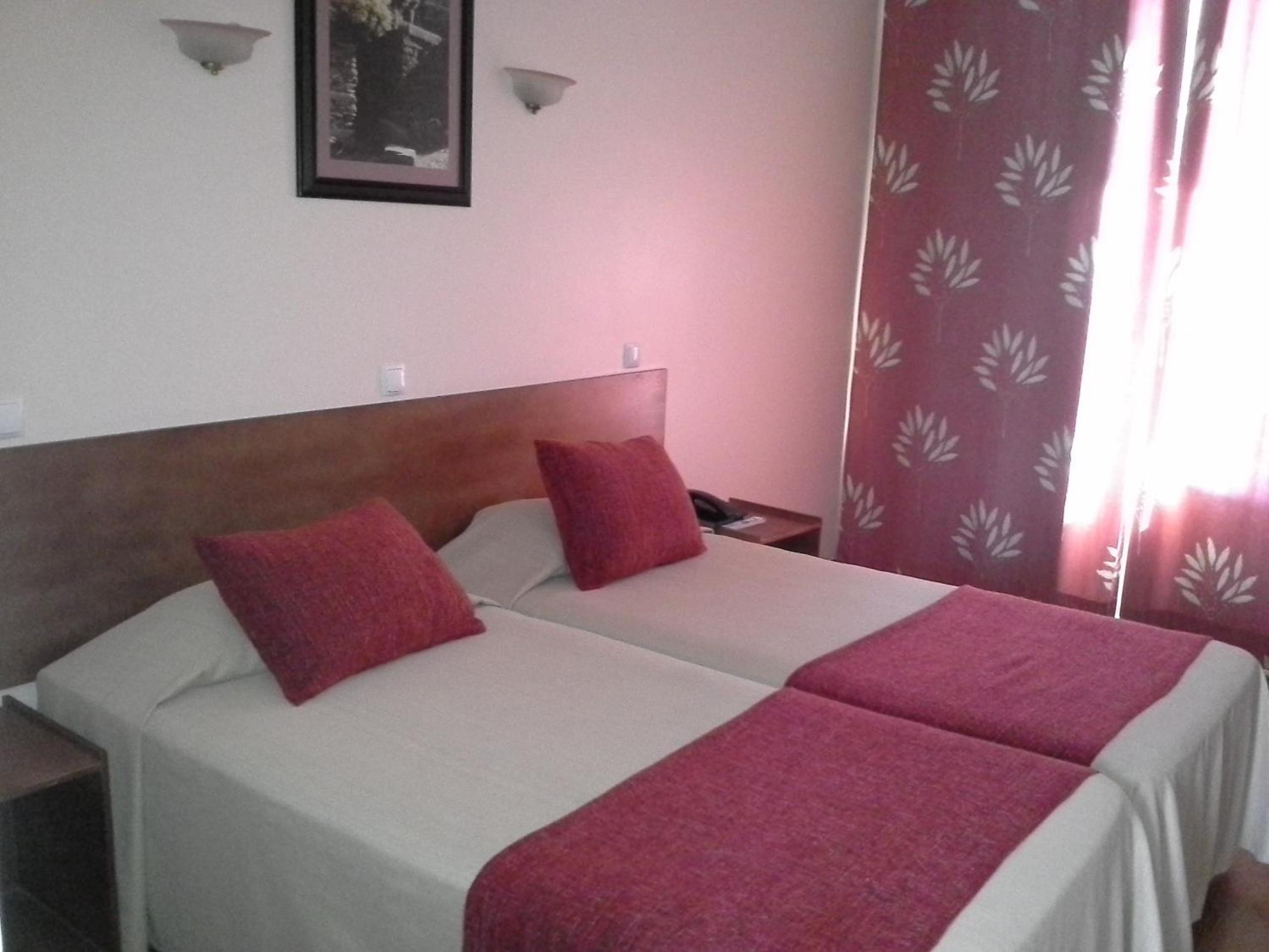 Twin Room - Photo 8