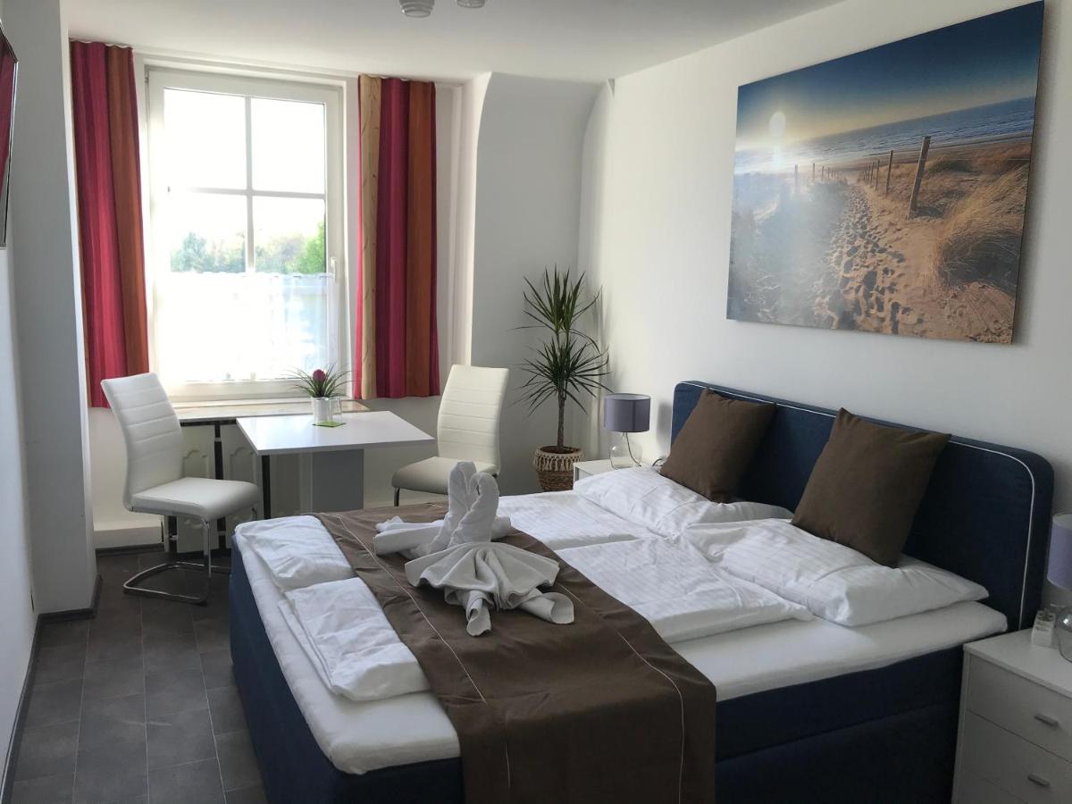 Standard Double Room - Photo 12