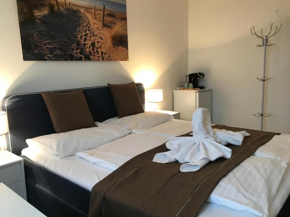 Standard Double Room - Photo 11