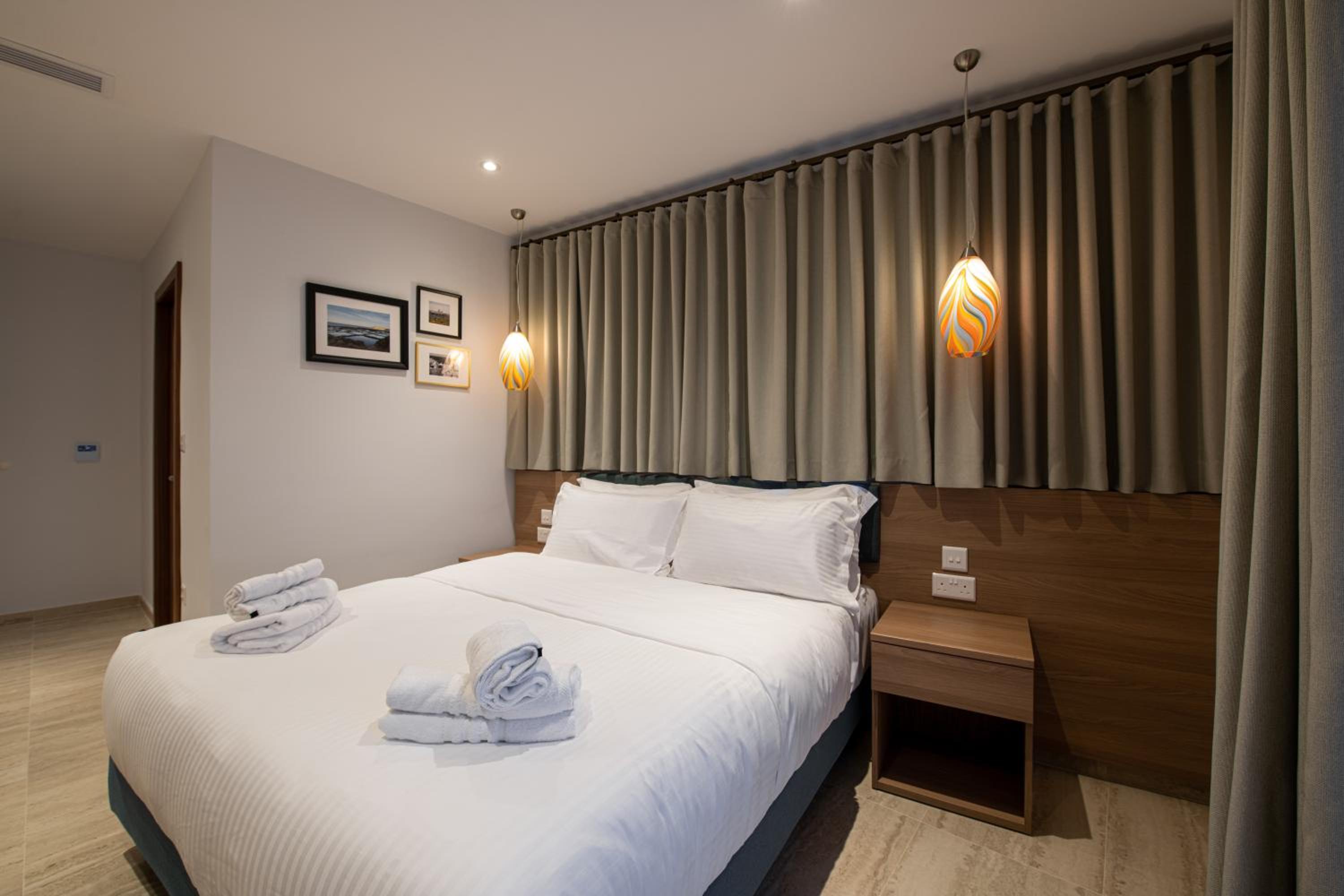 Large Double Room - Photo 5