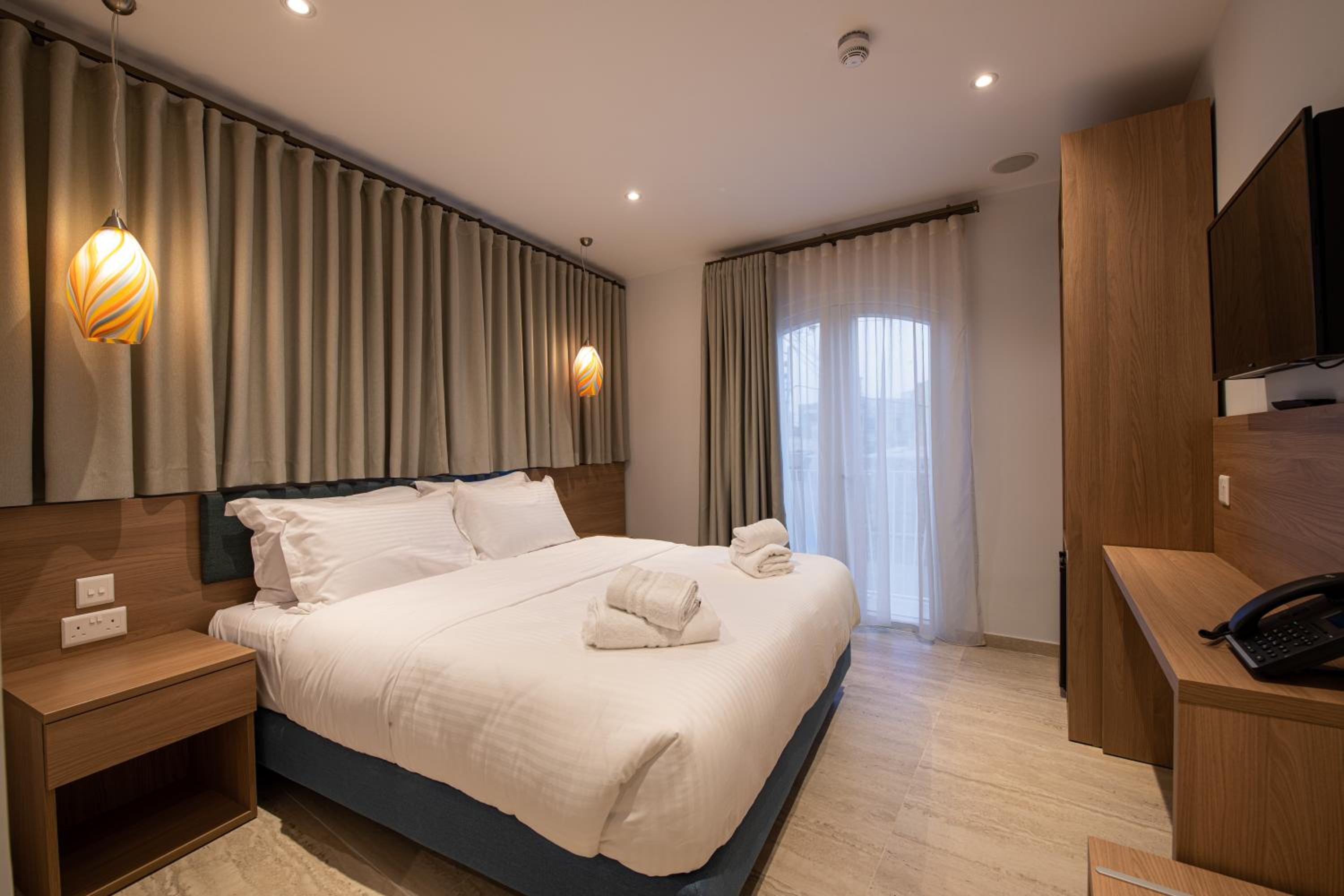 Large Double Room - Photo 1
