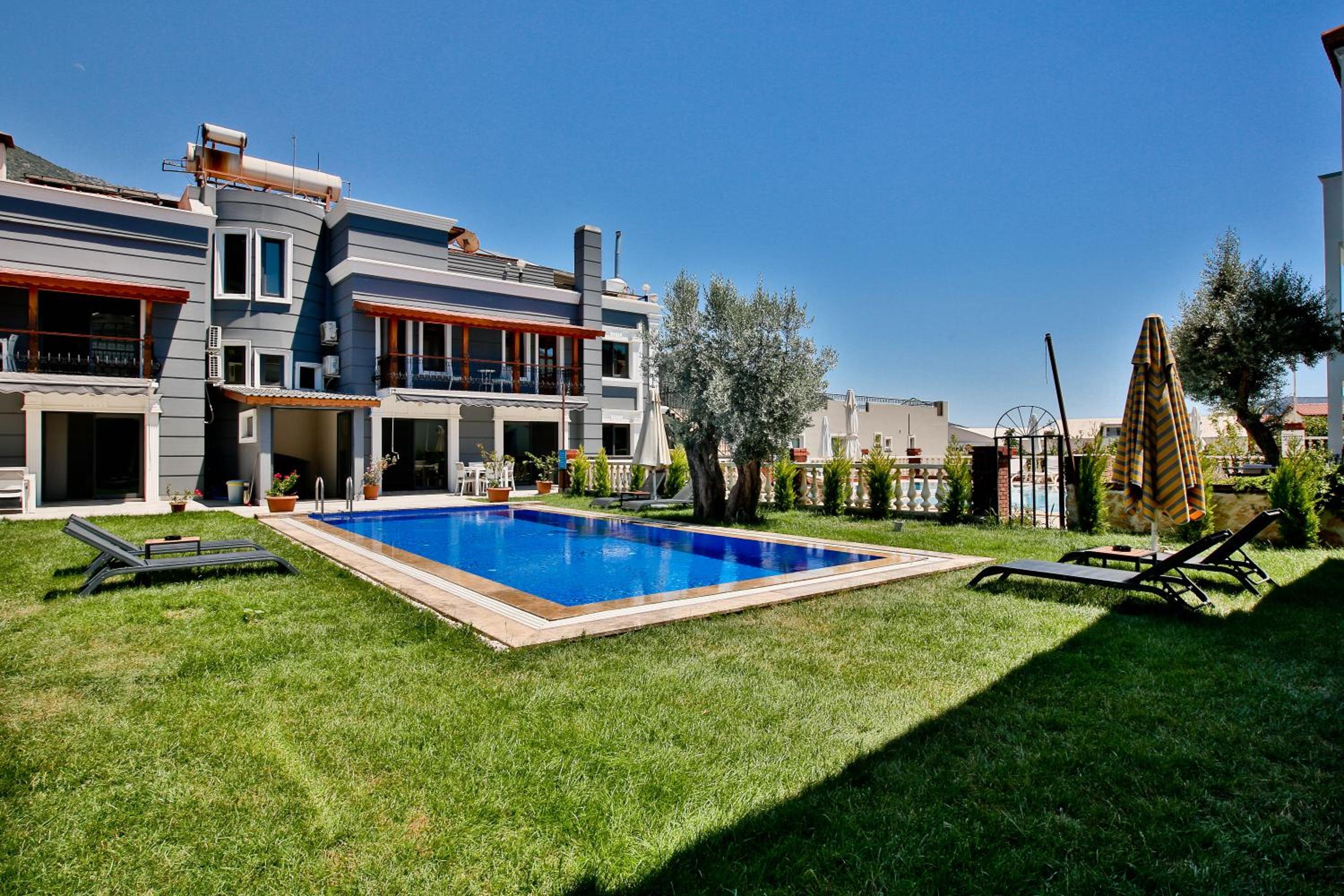 Studio with Pool View - Photo 12