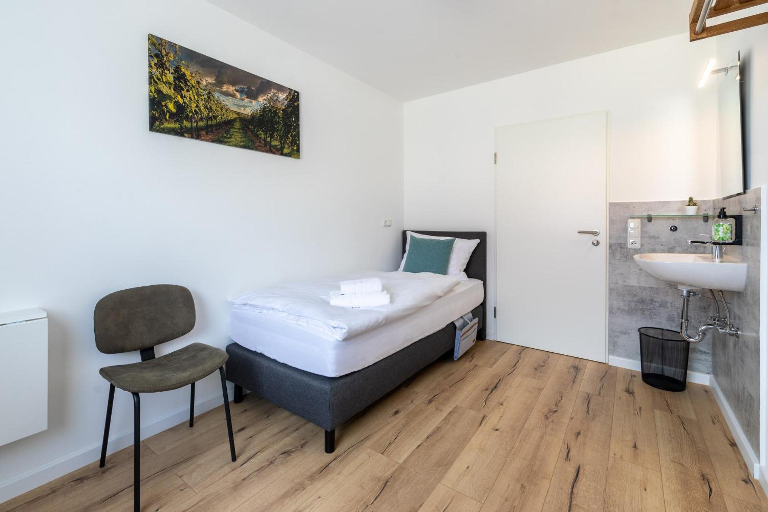 Single Room with Shared Shower and Toilet photo 3