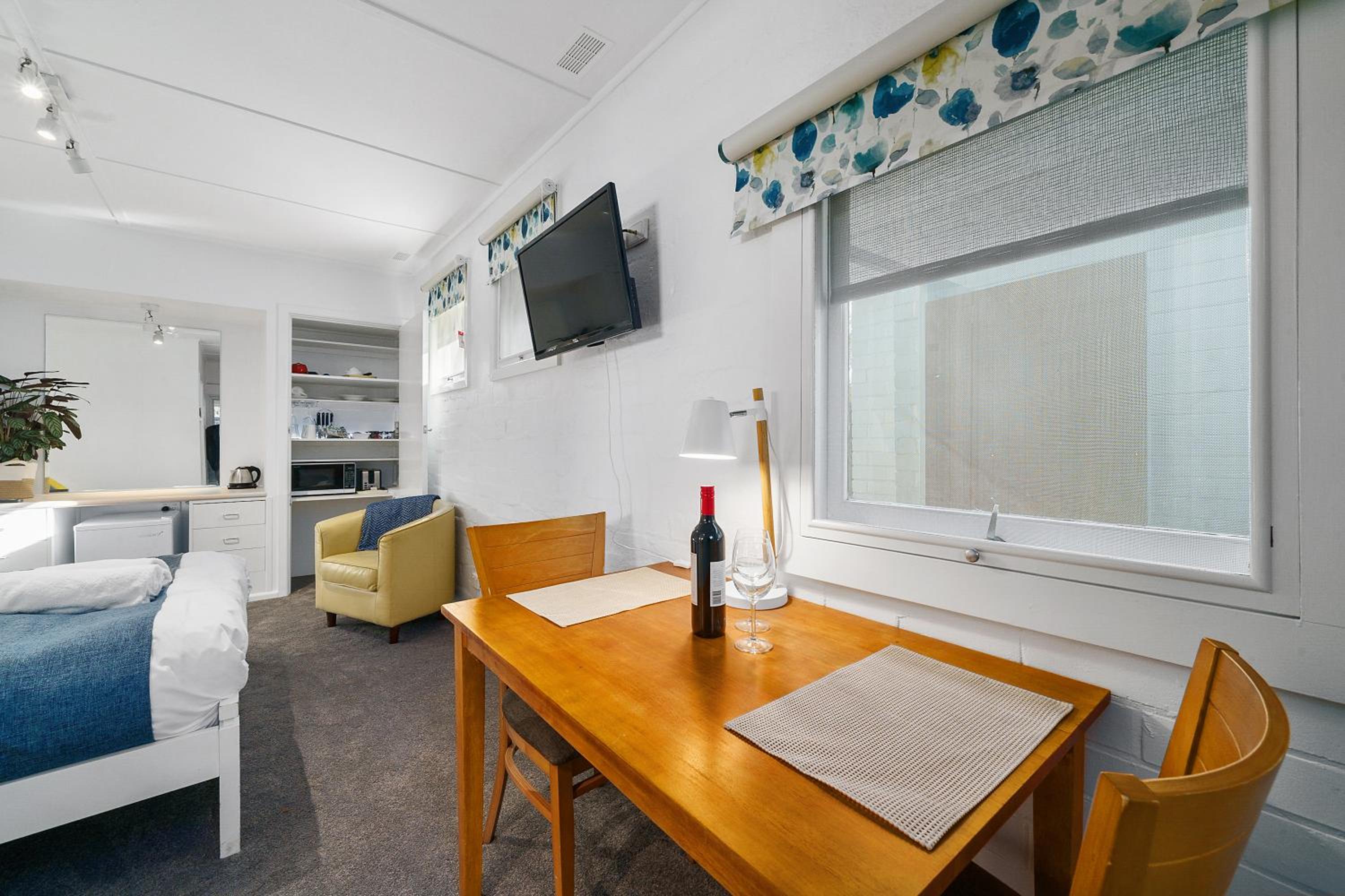 One-Bedroom Apartment - Benson Lodge photo 2