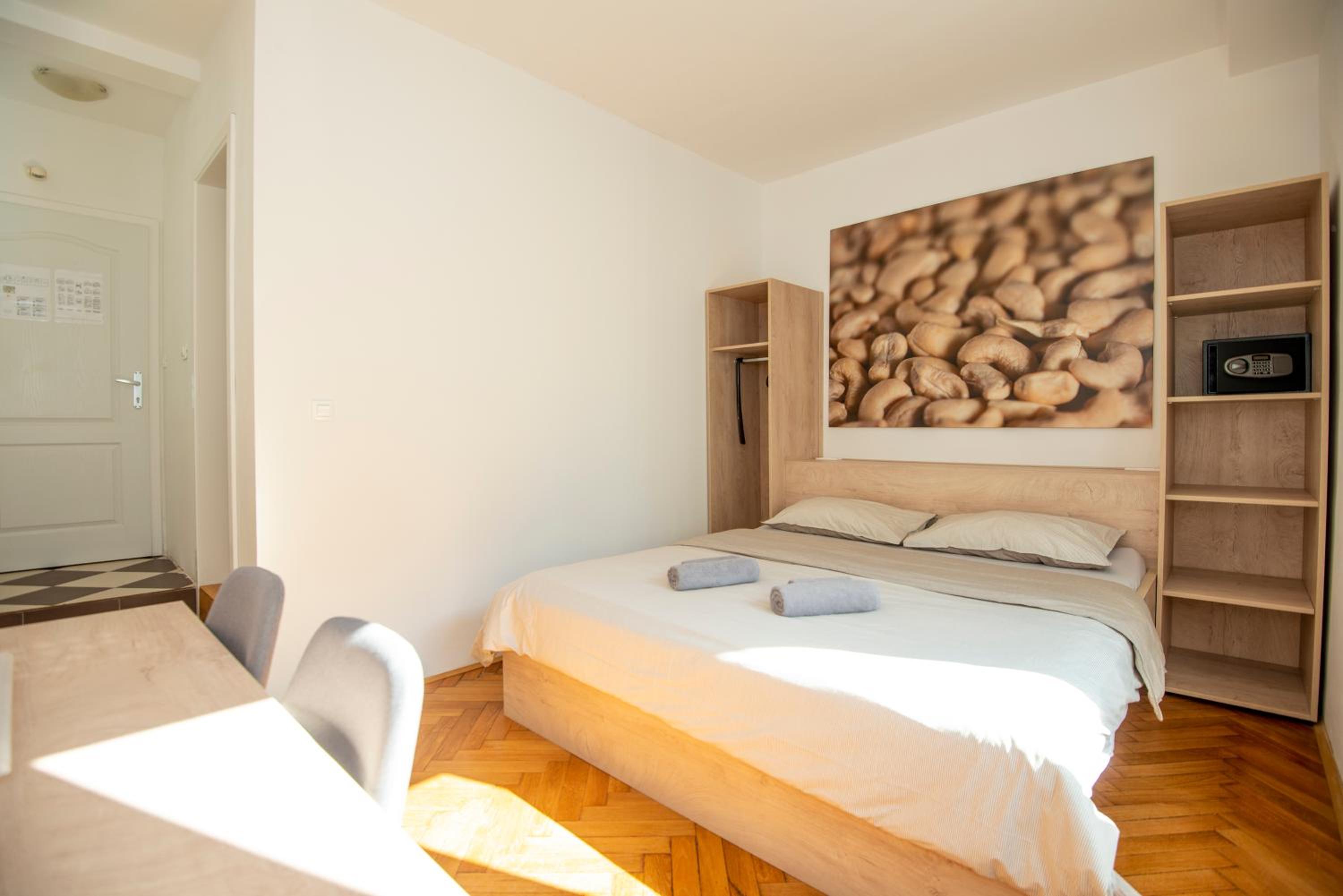 Double Room - Photo 5