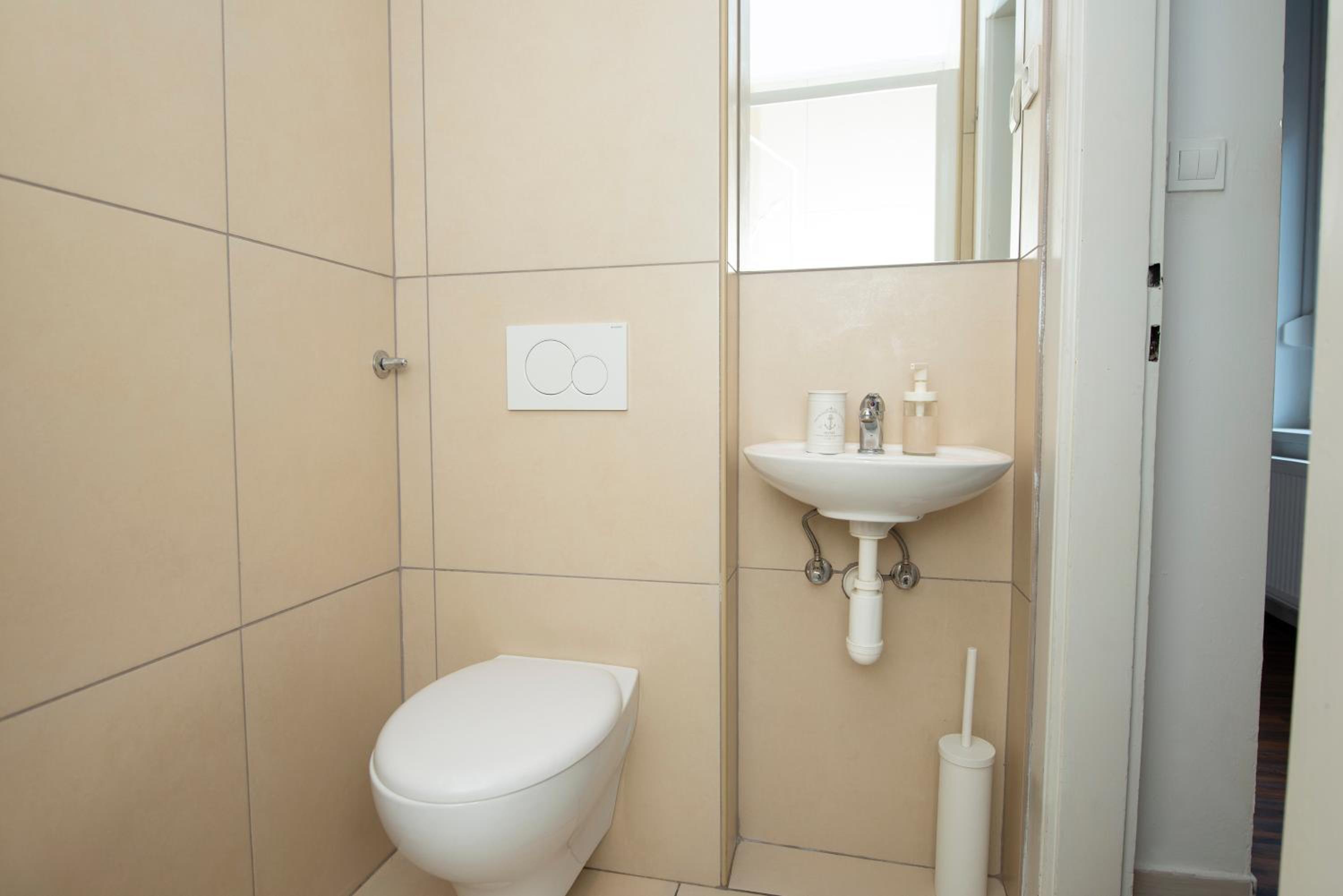 One-Bedroom Apartment - Photo 6