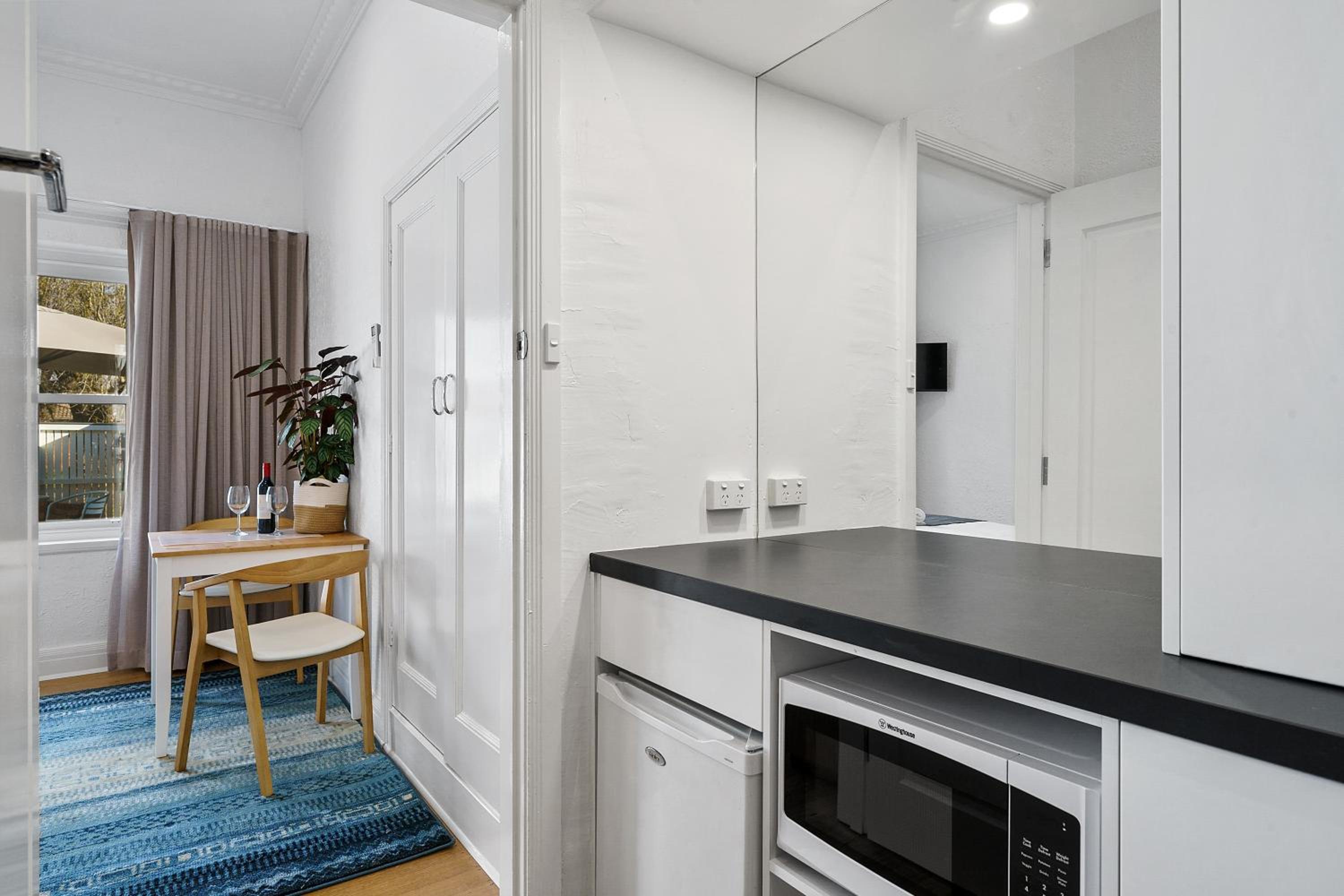 One-Bedroom Apartment - Benson House photo 2