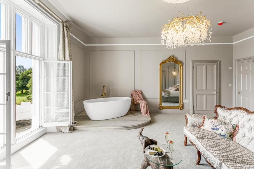 King Suite with Balcony - Photo 7