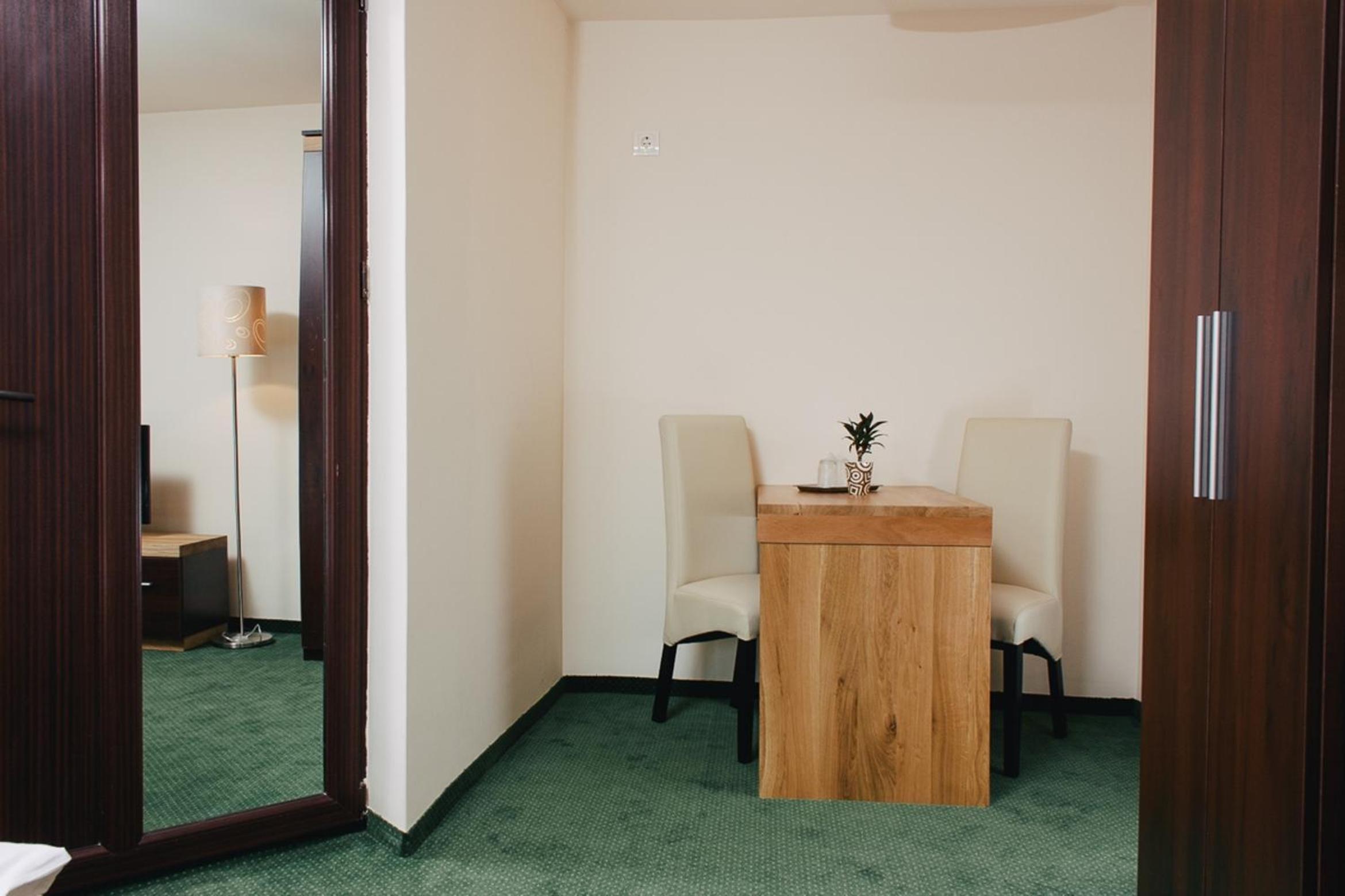 Large Double Room - Photo 6