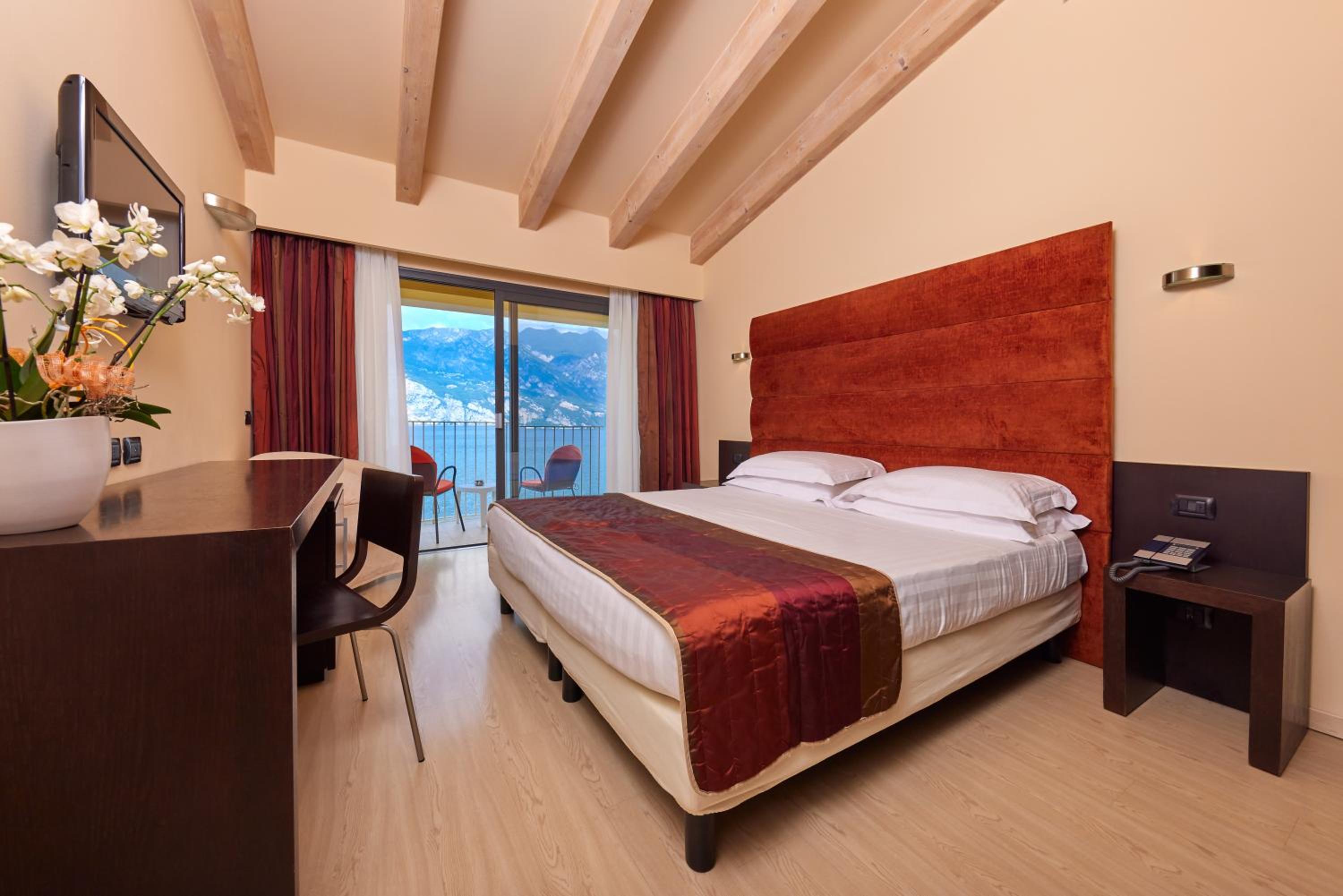 Deluxe Double or Twin Room with Lake View photo 1