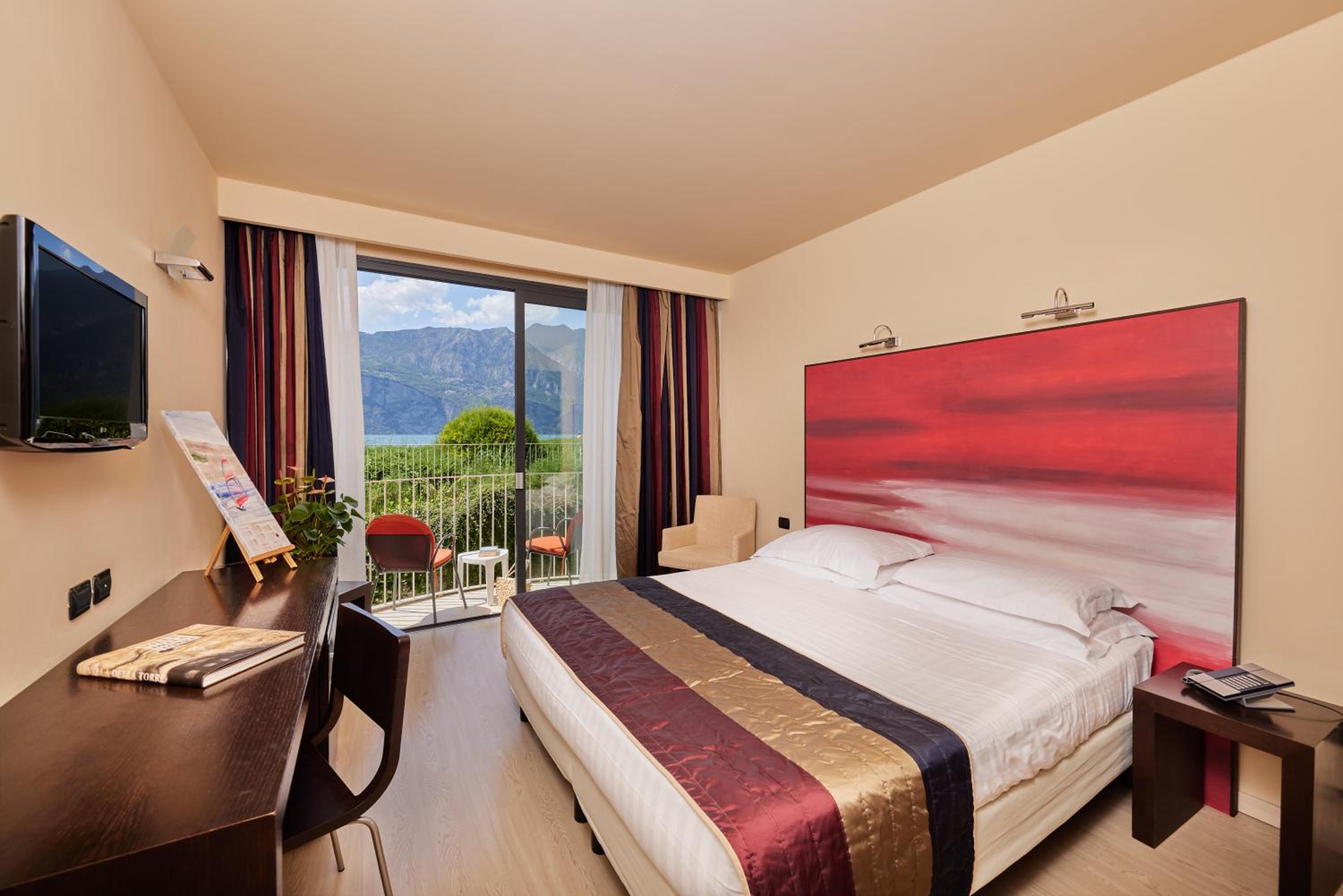 Superior Double or Twin Room with Partial Lake View - Ground Floor photo 1