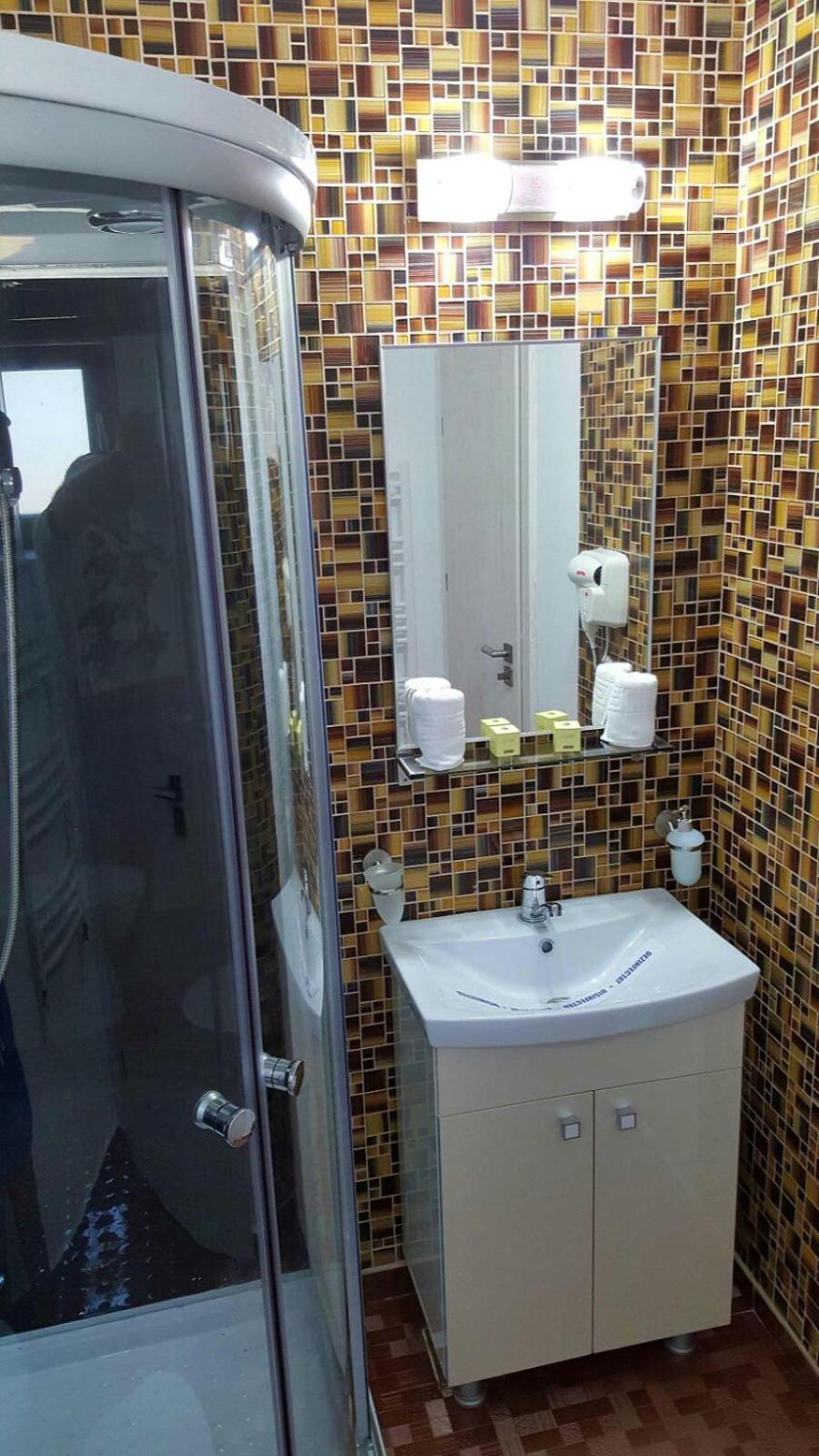 Economy Double Room - Photo 9