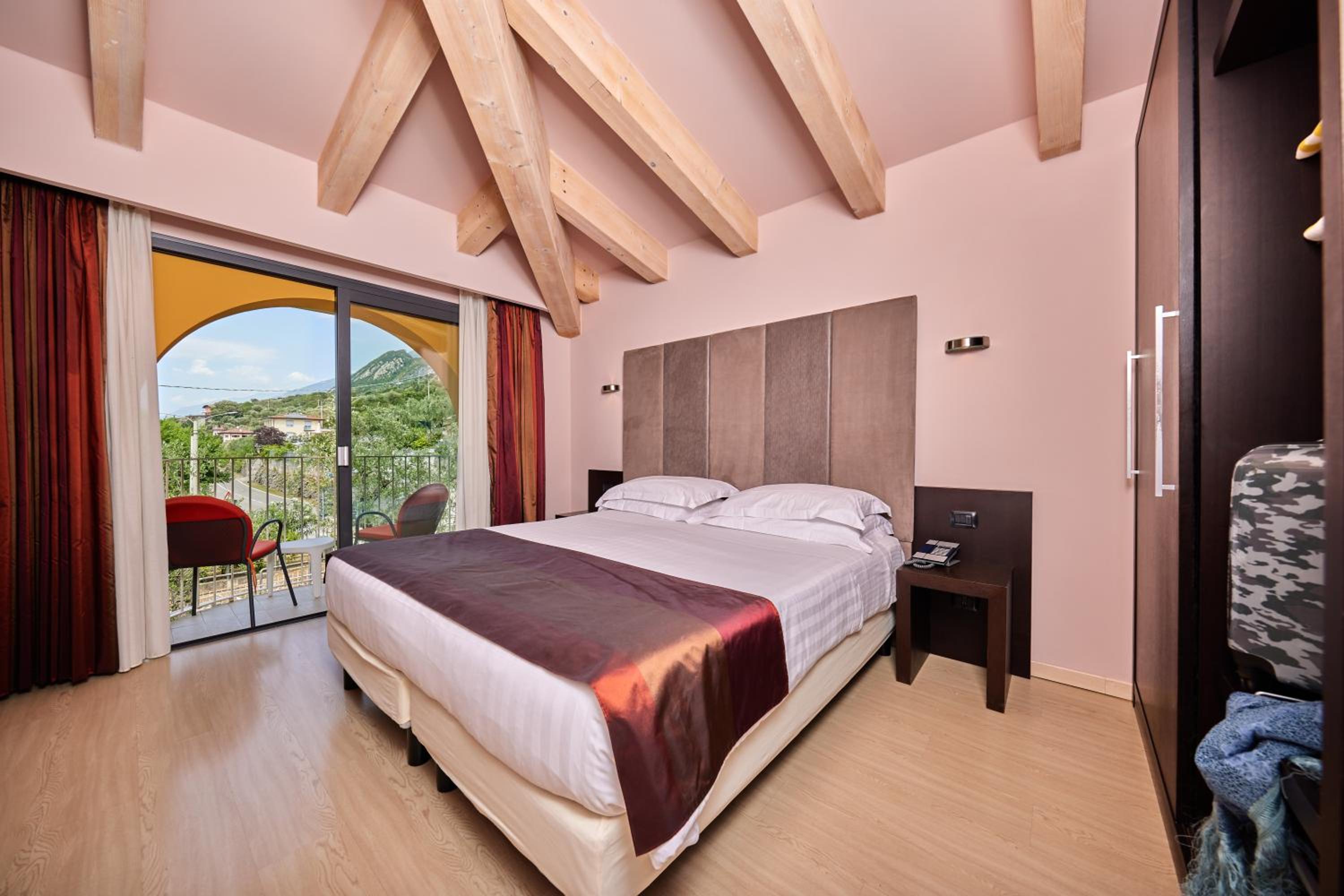 Double or Twin Room with Garden View photo 2