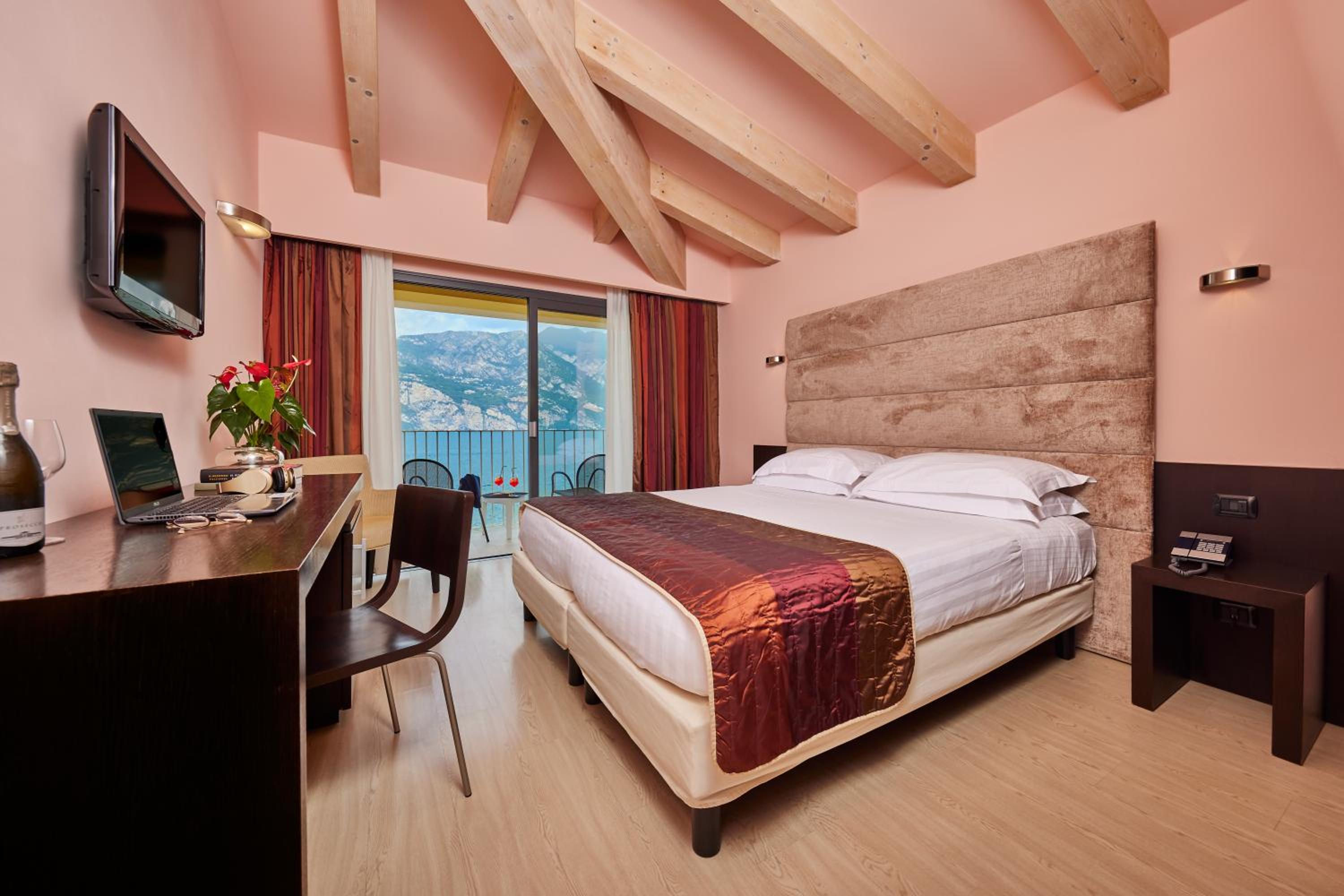 Deluxe Double or Twin Room with Lake View photo 2