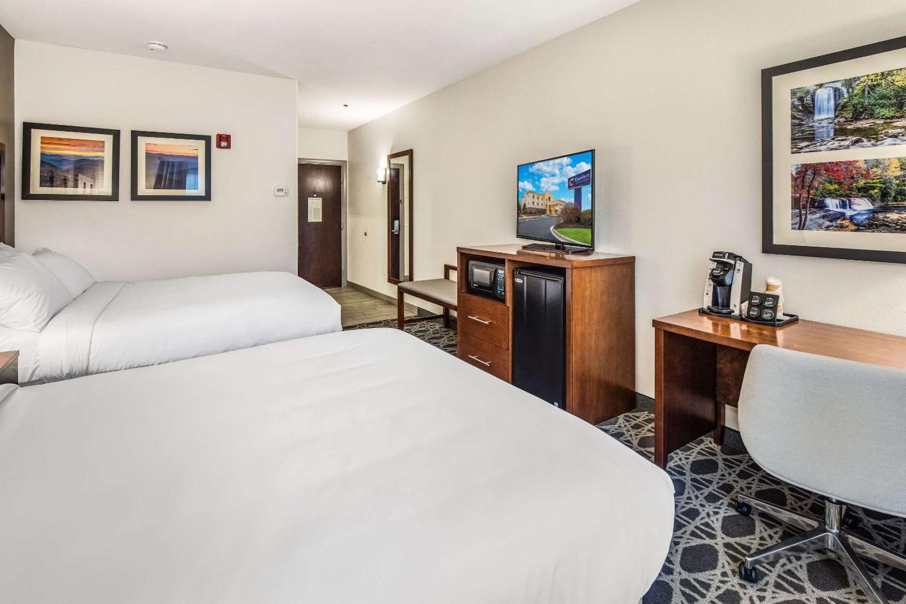 Standard Queen Room with Two Queen Beds - Non Smoking  - Photo 4