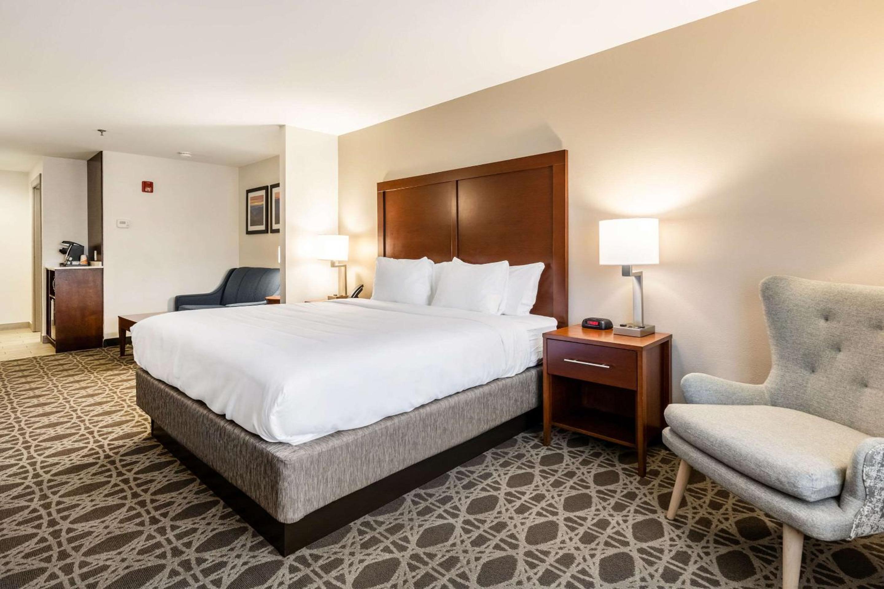 Suite with Two Queen Beds and Tub - Accessible/Non Smoking - Photo 3