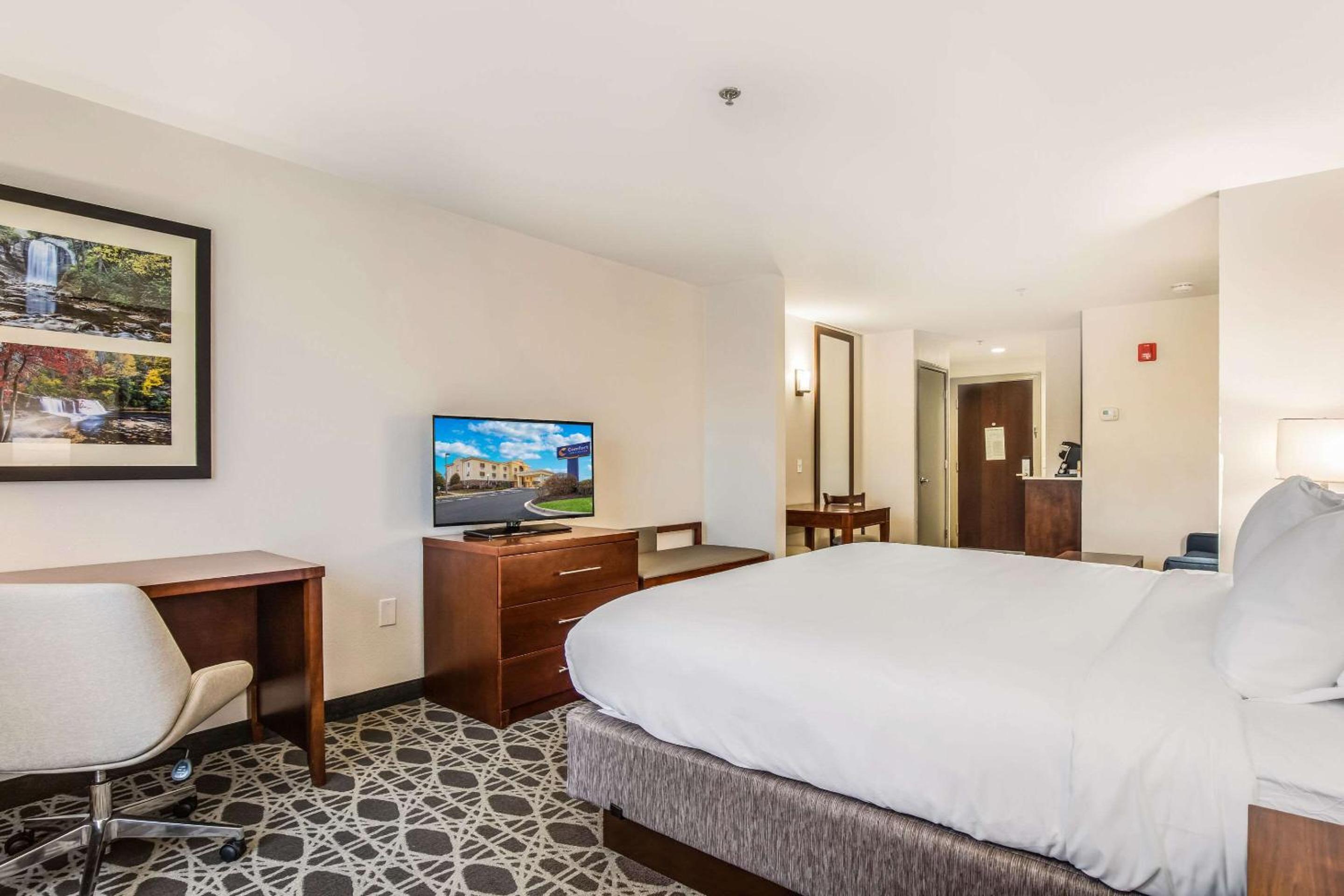 Suite with Two Queen Beds and Tub - Accessible/Non Smoking - Photo 4