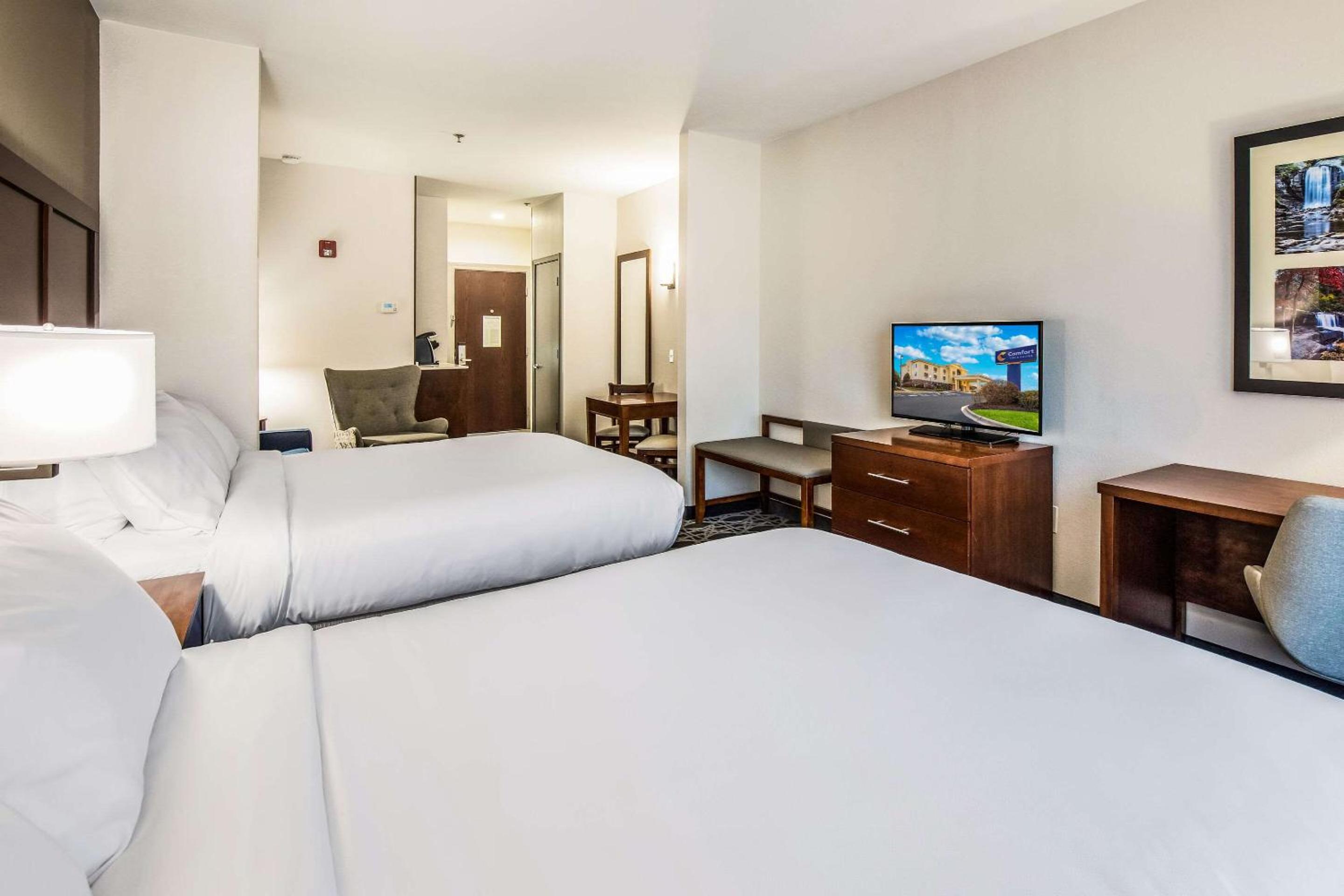 Suite with Two Queen Beds and Tub - Accessible/Non Smoking - Photo 9