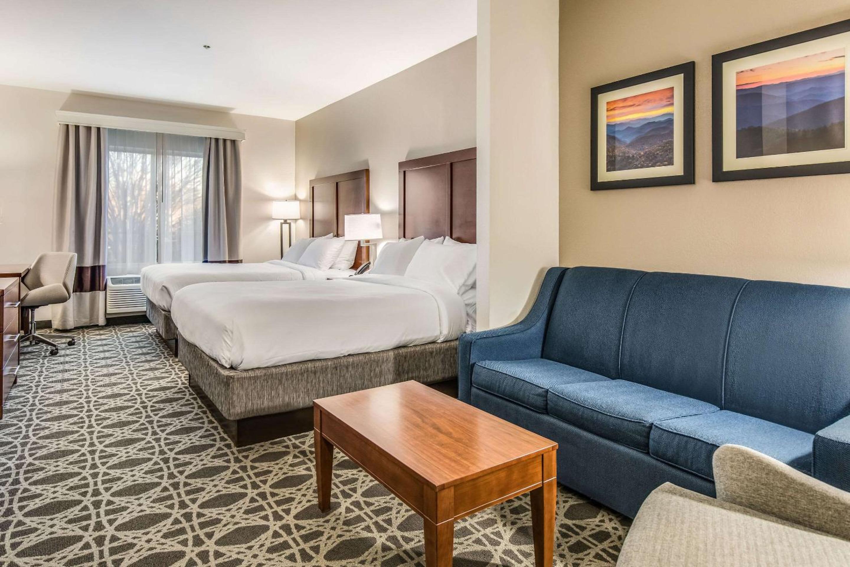 Suite with Two Queen Beds and Tub - Accessible/Non Smoking - Photo 7