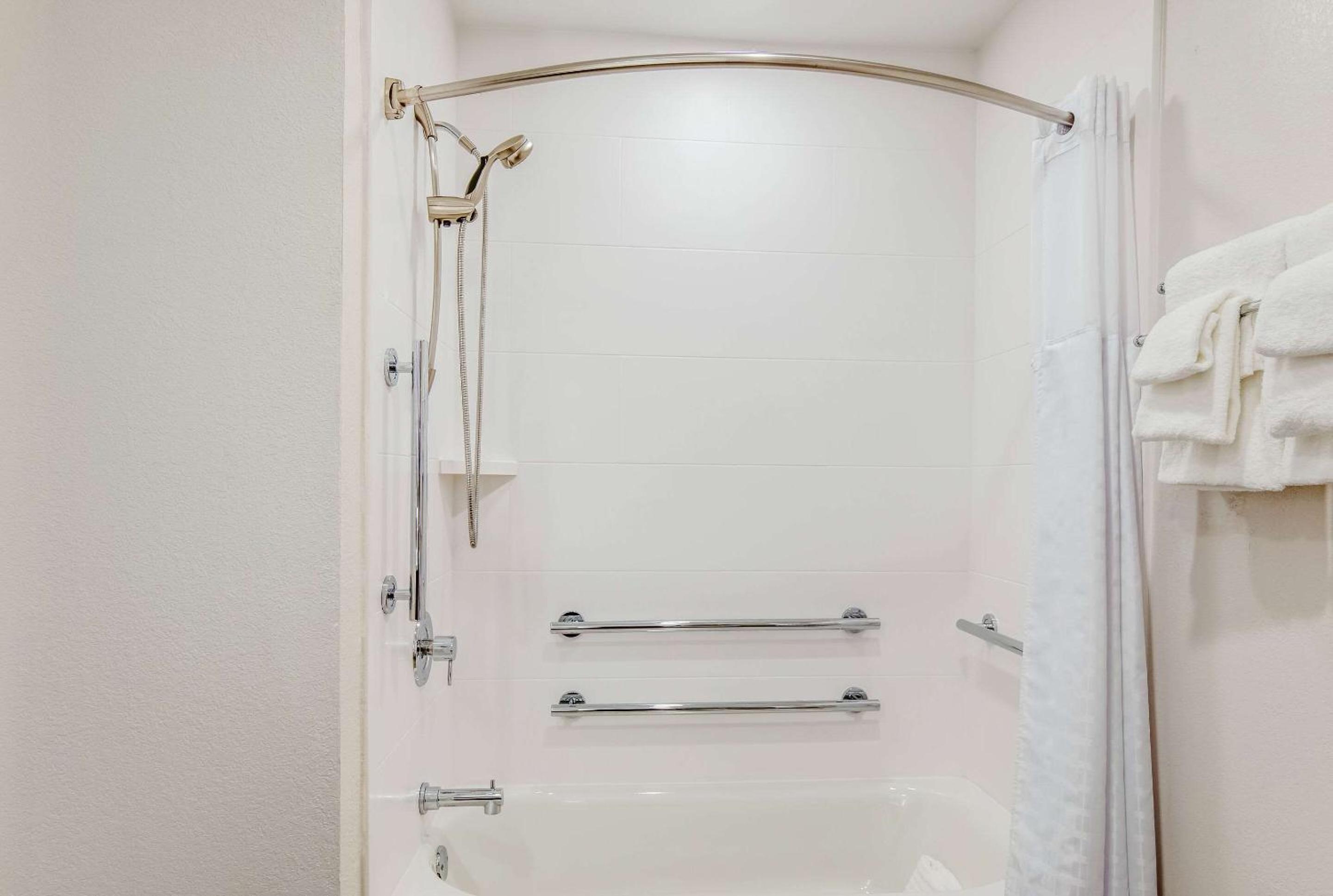 King Room with Accessible Tub - Accessible/Non-Smoking - Photo 5