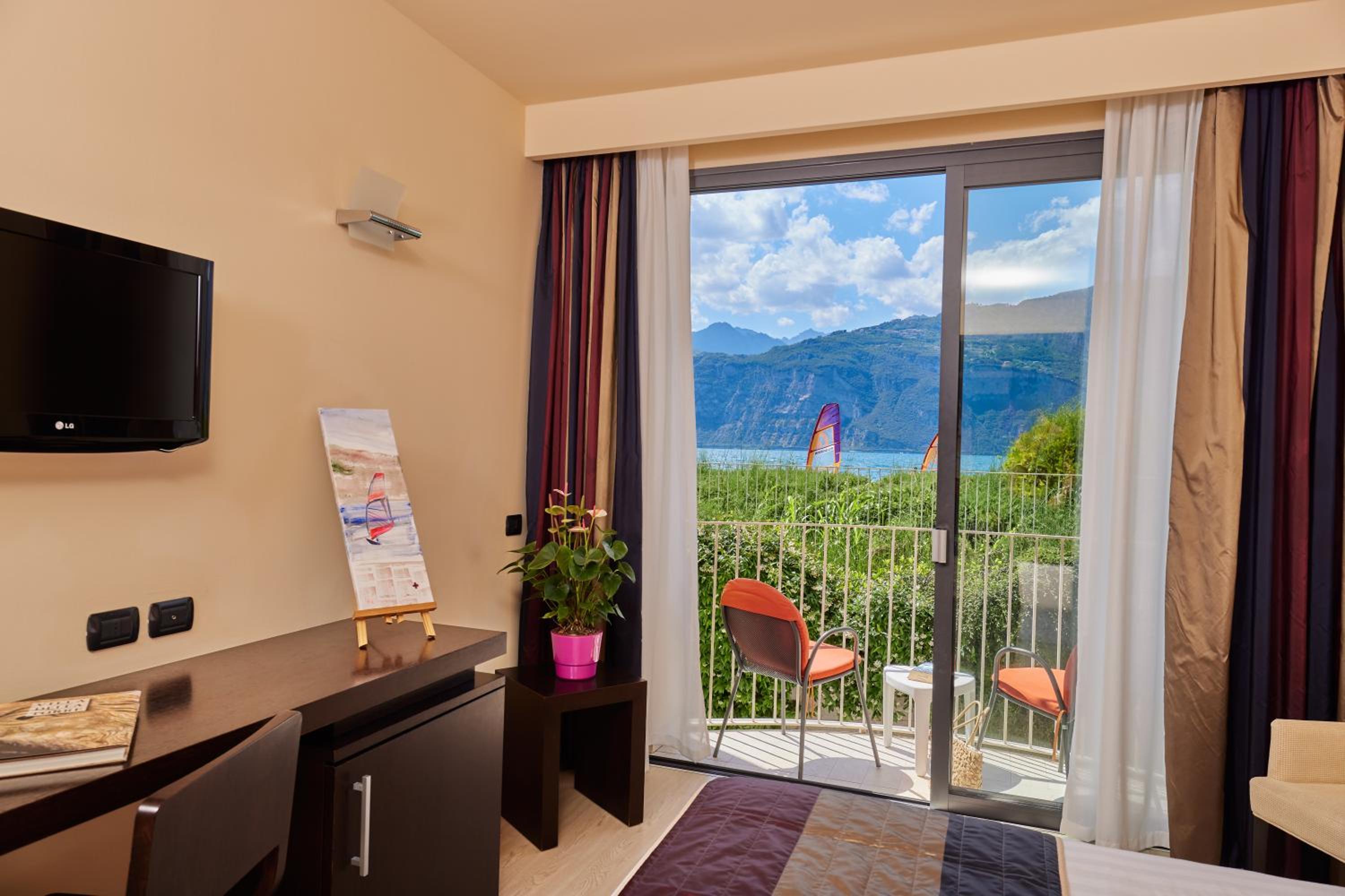 Superior Double or Twin Room with Partial Lake View - Ground Floor photo 3