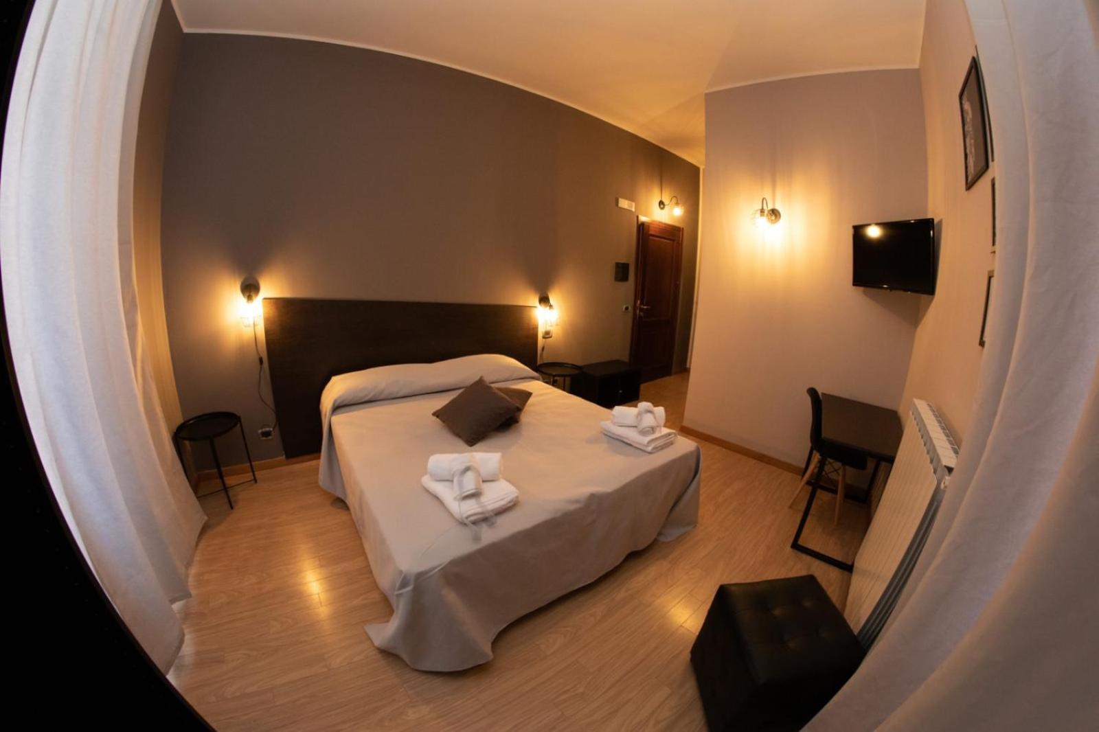 Double Room - Photo 8