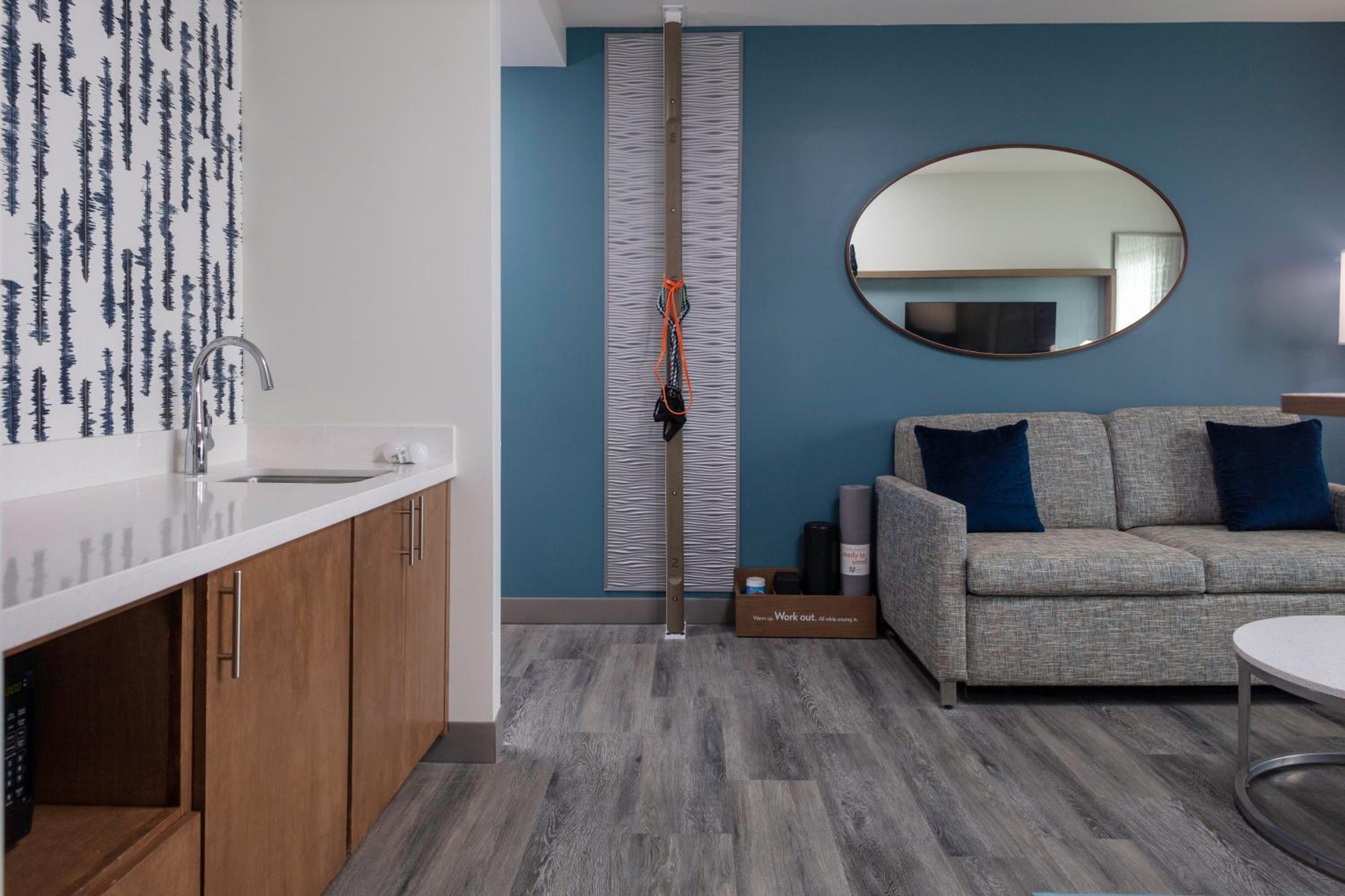 One-Bedroom King Suite with Sofa Bed - Photo 4