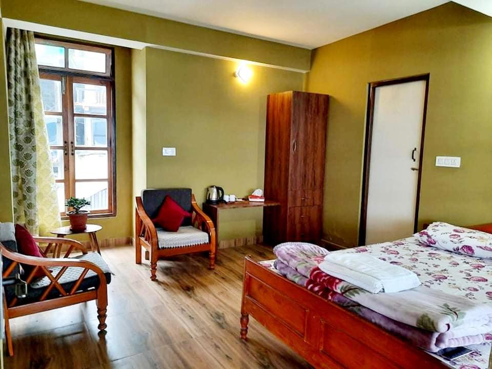 Queen Room photo 1