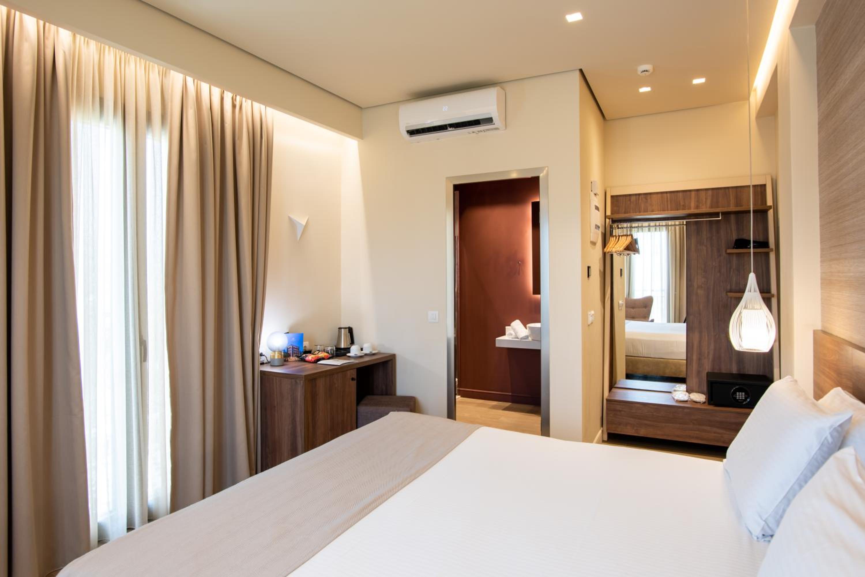 Deluxe Room with Balcony and City View - Photo 8