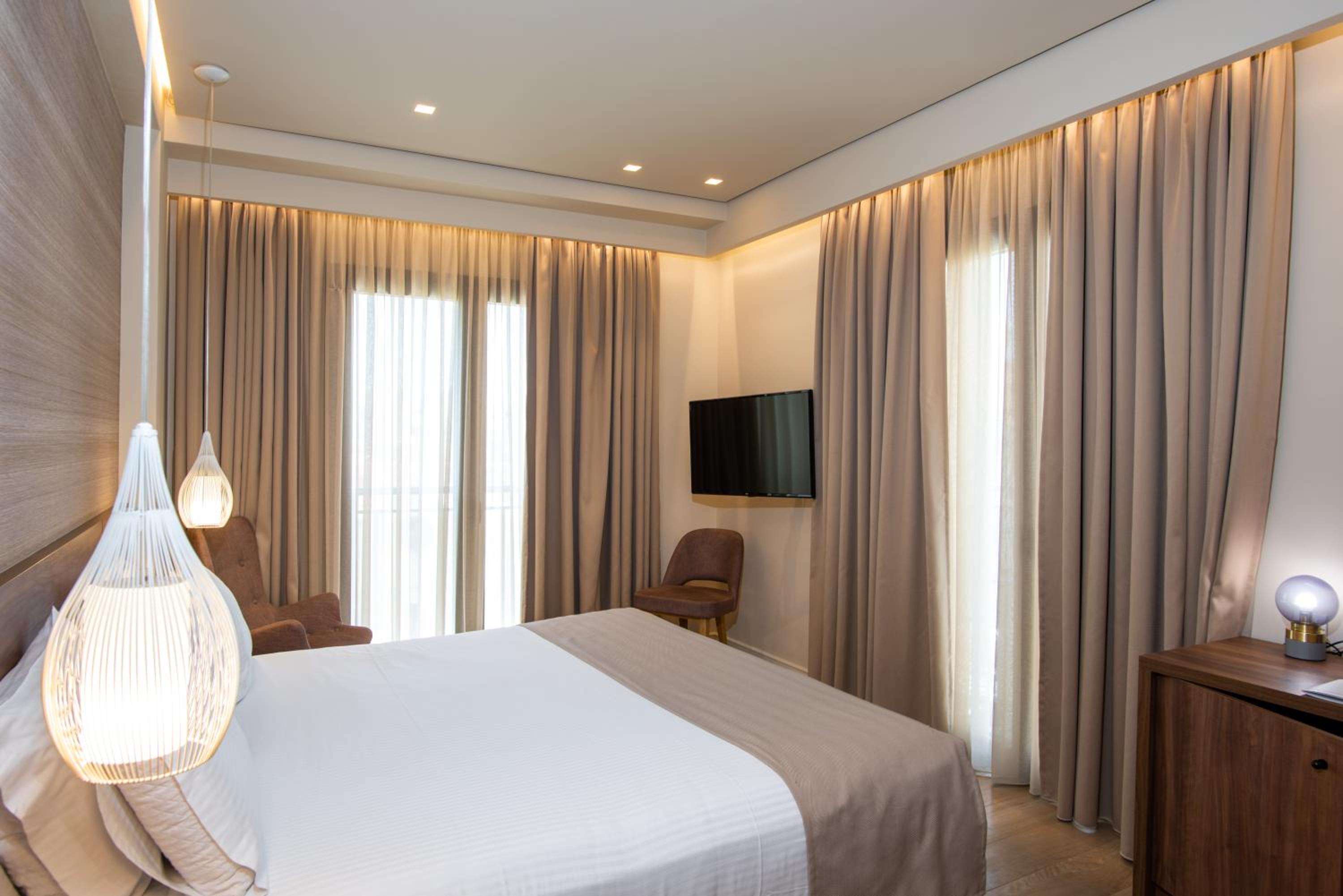 Deluxe Room with Balcony and City View - Photo 3