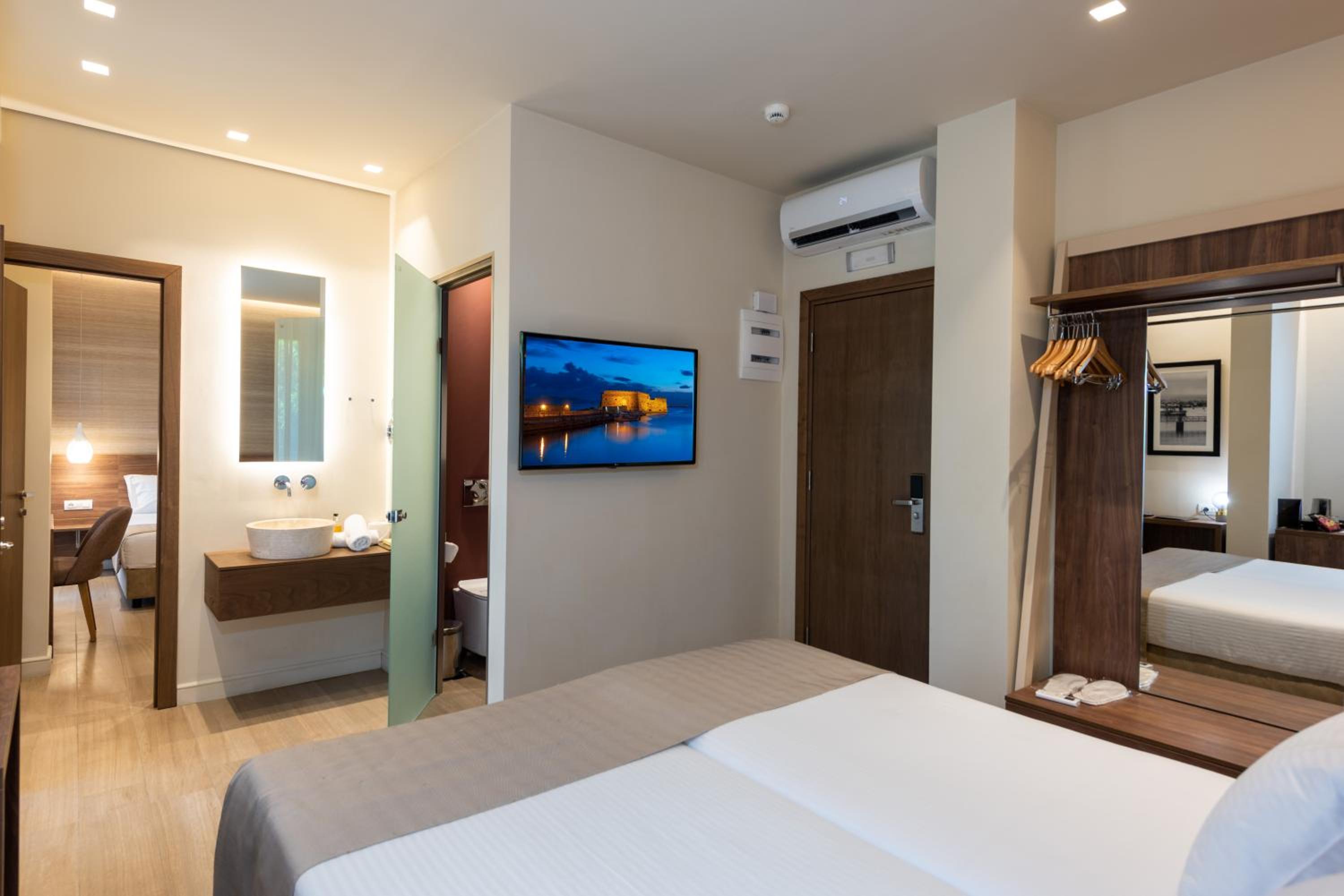 Superior Connecting Rooms with Balcony and City View - Photo 1