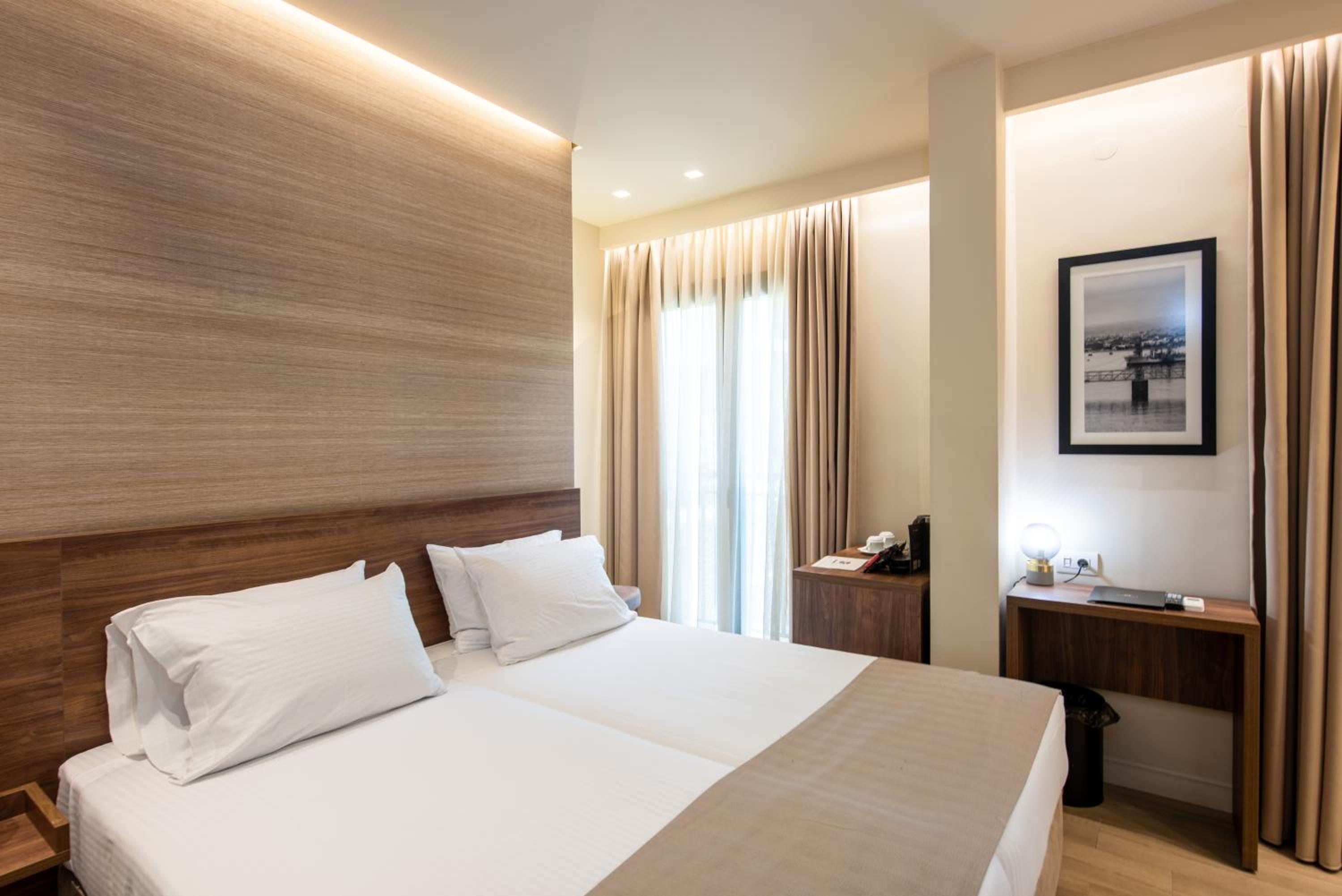 Superior Connecting Rooms with Balcony and City View - Photo 4