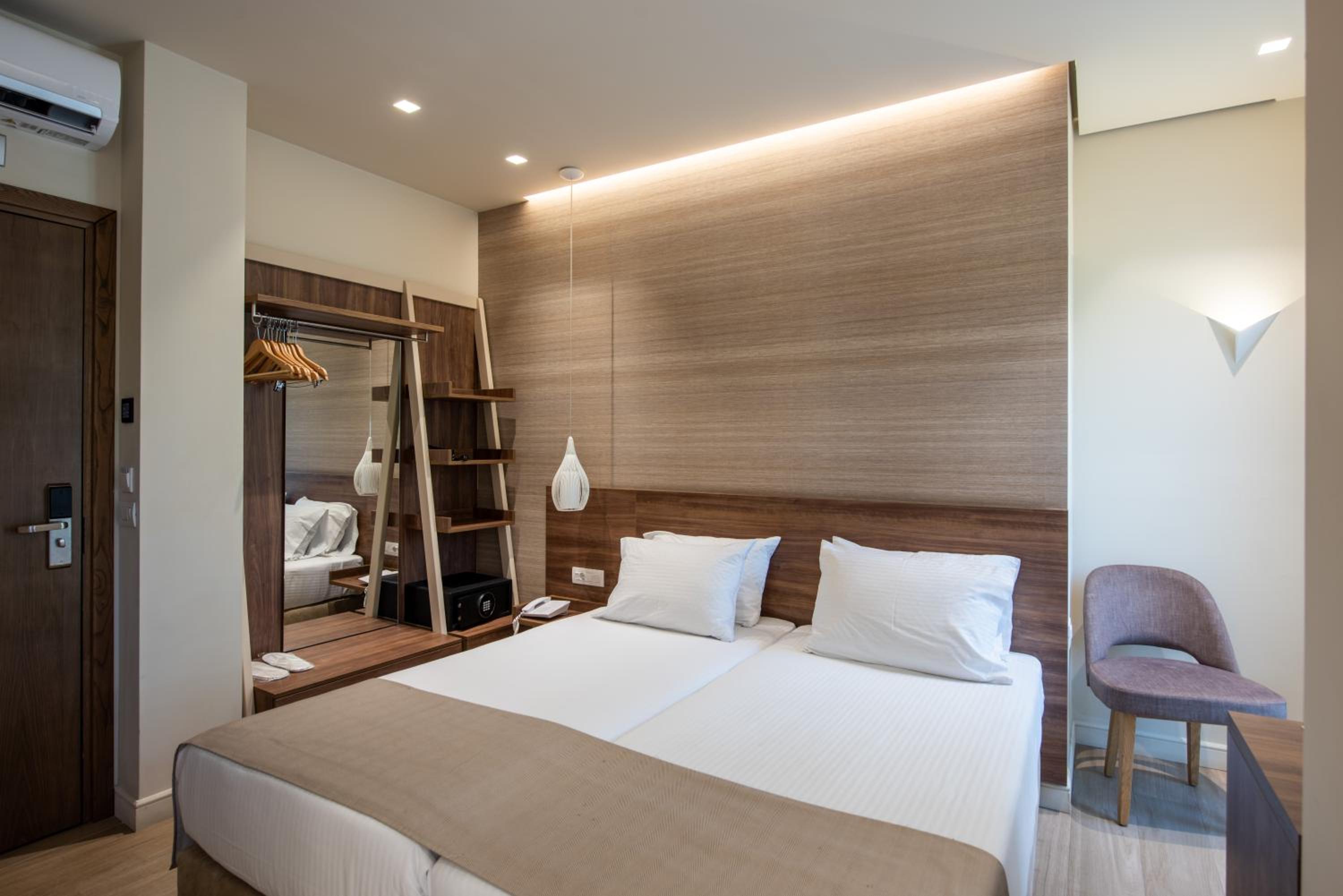 Superior Room with Balcony and City View - Photo 1